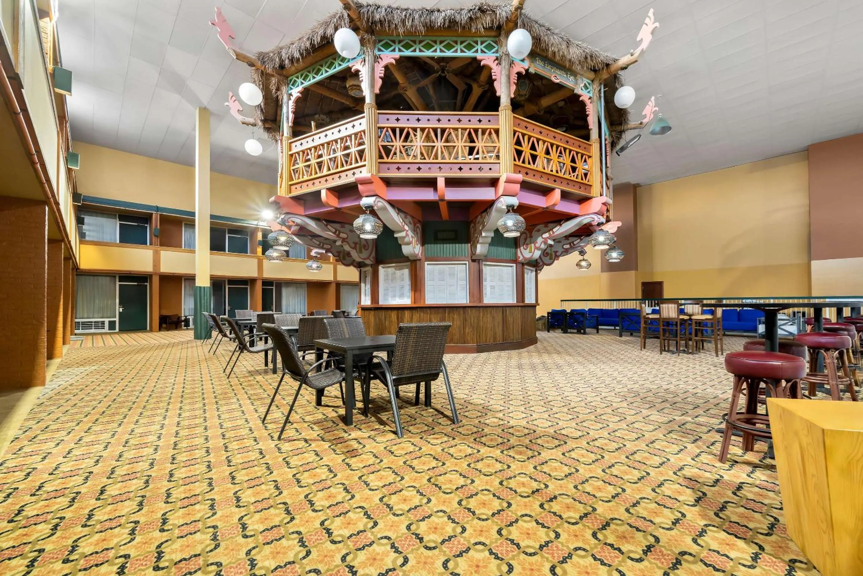 Lounge or bar in Clarion Inn & Suites and Convention Center