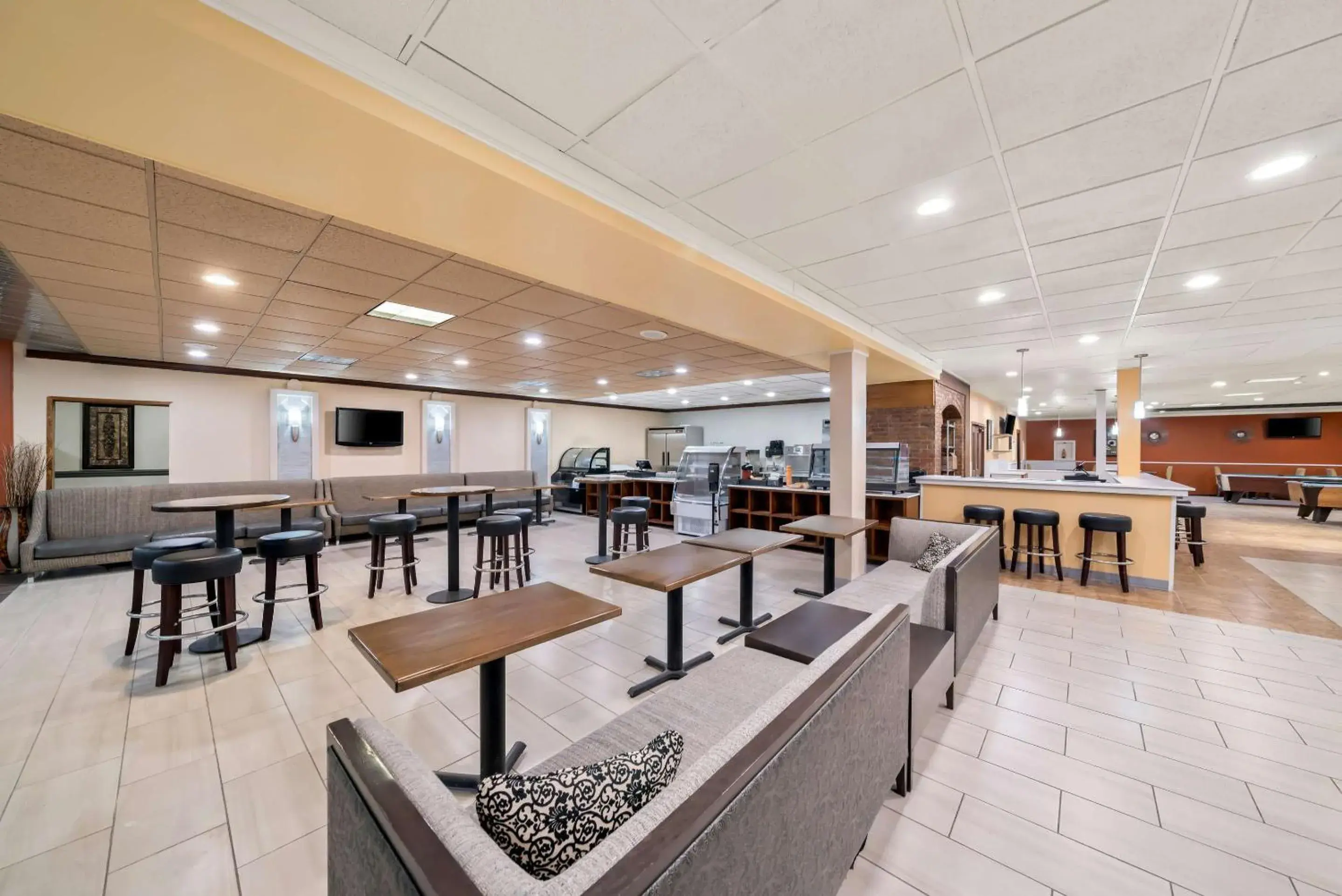 Breakfast in Clarion Inn & Suites and Convention Center Breakfast in Clarion Inn & Suites and Convention Center