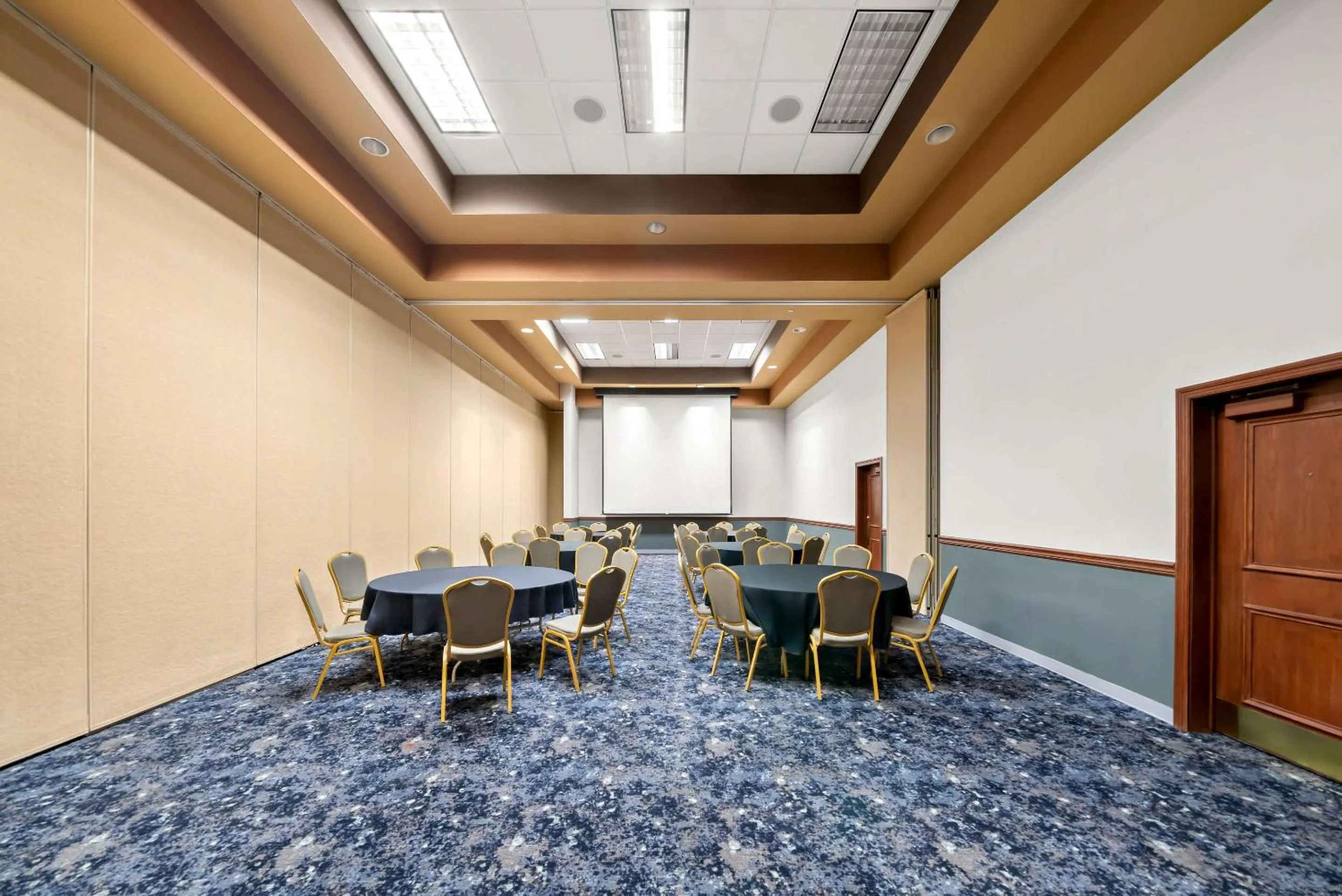 Meeting/conference room in Clarion Inn & Suites and Convention Center