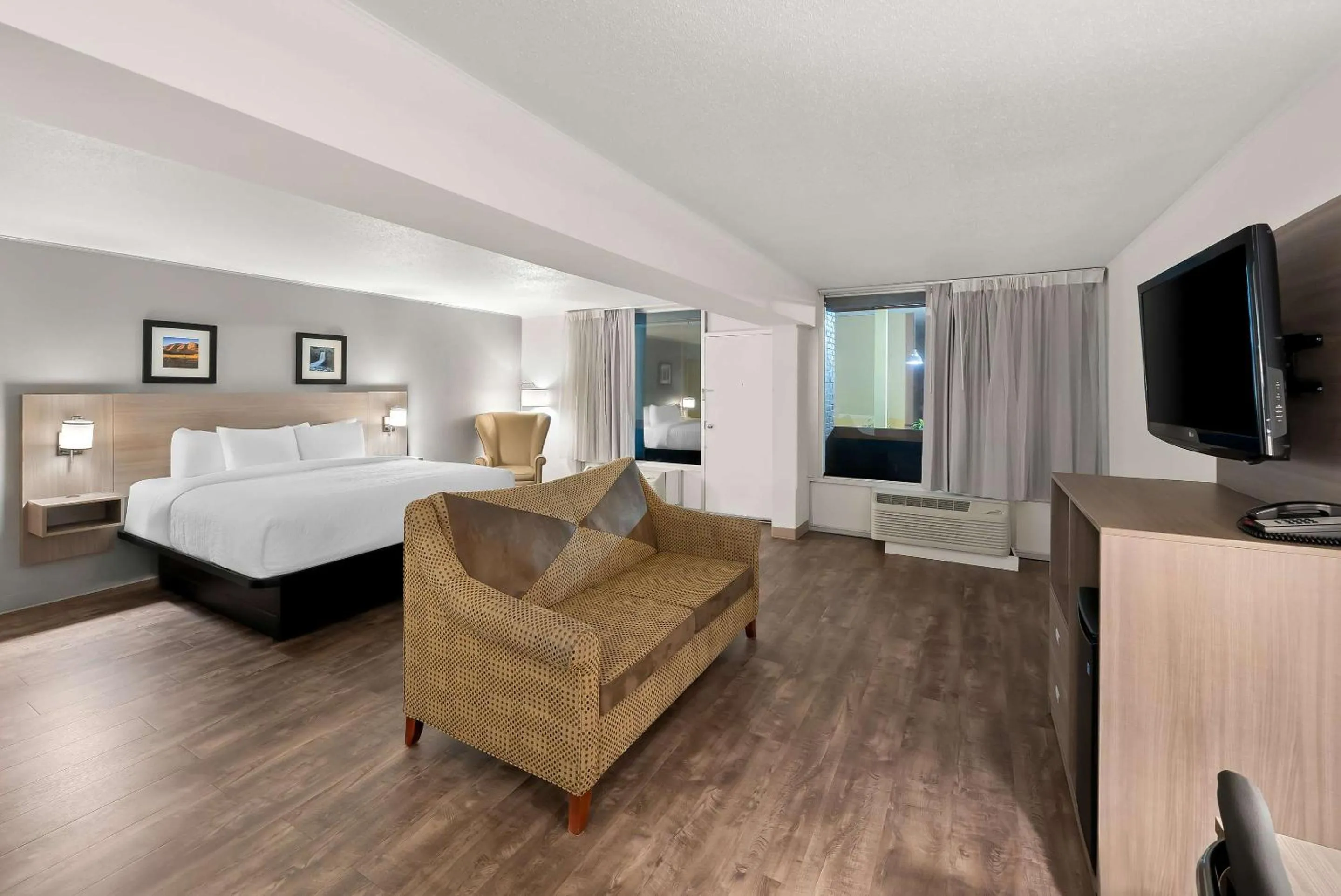 Bedroom, Bed in Clarion Inn & Suites and Convention Center