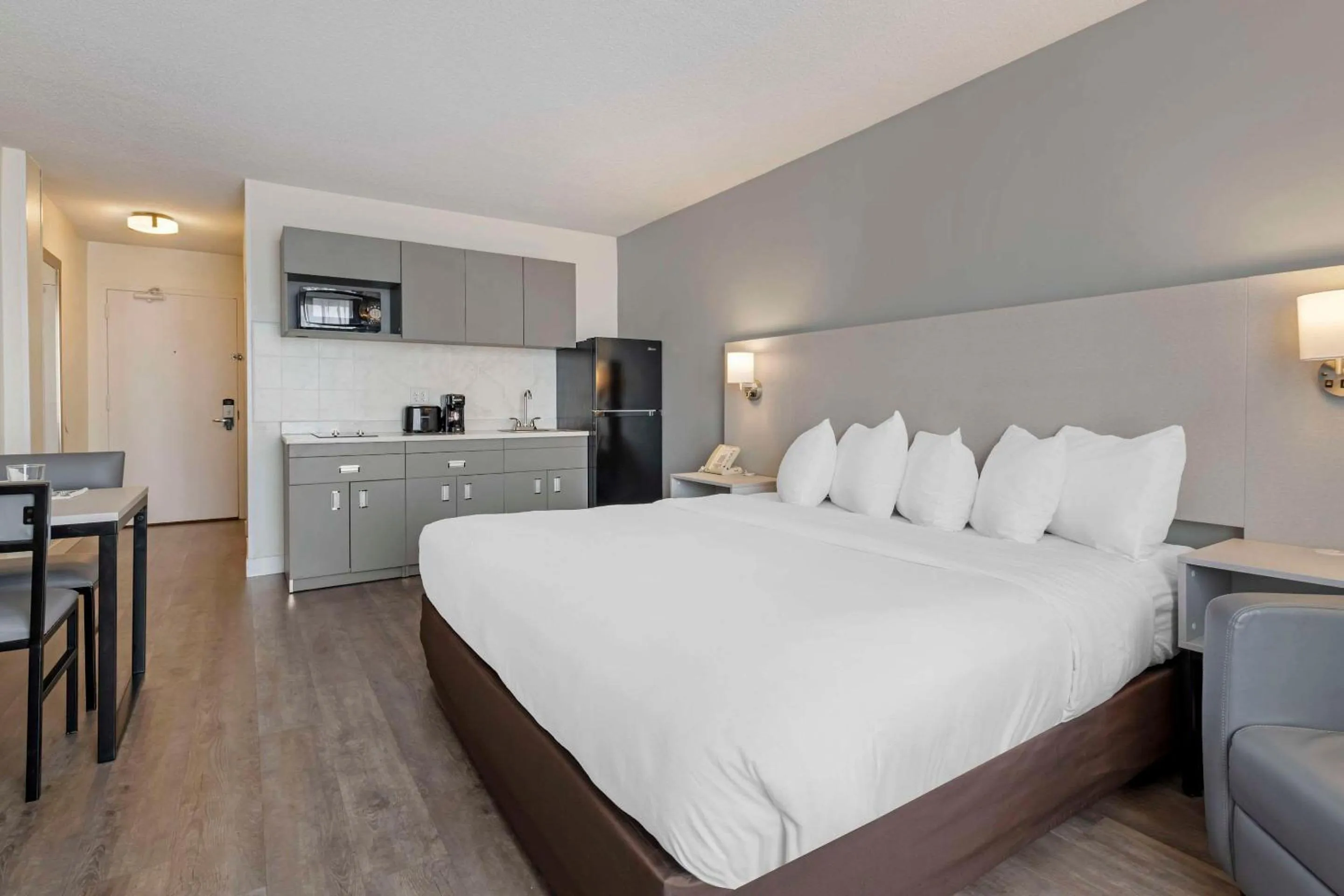 Bedroom, Bed in MainStay Suites MSP Airport - Mall of America