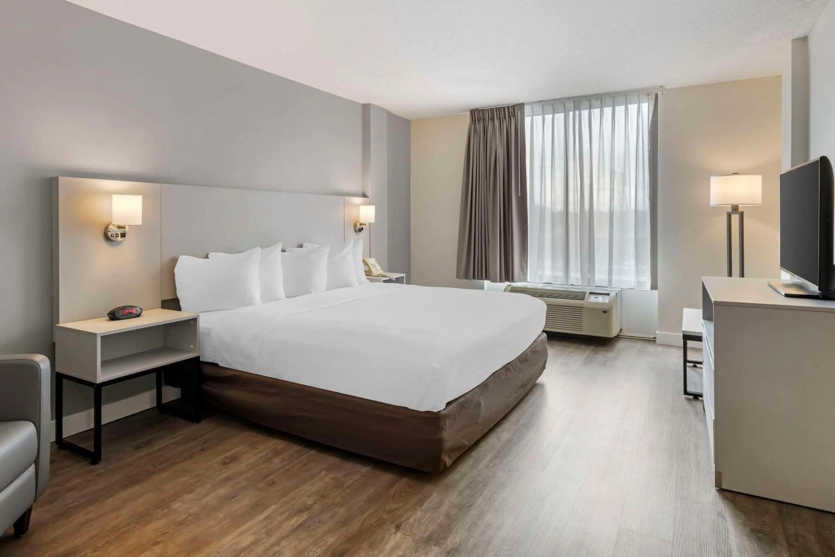 TV and multimedia, Bed in MainStay Suites MSP Airport - Mall of America