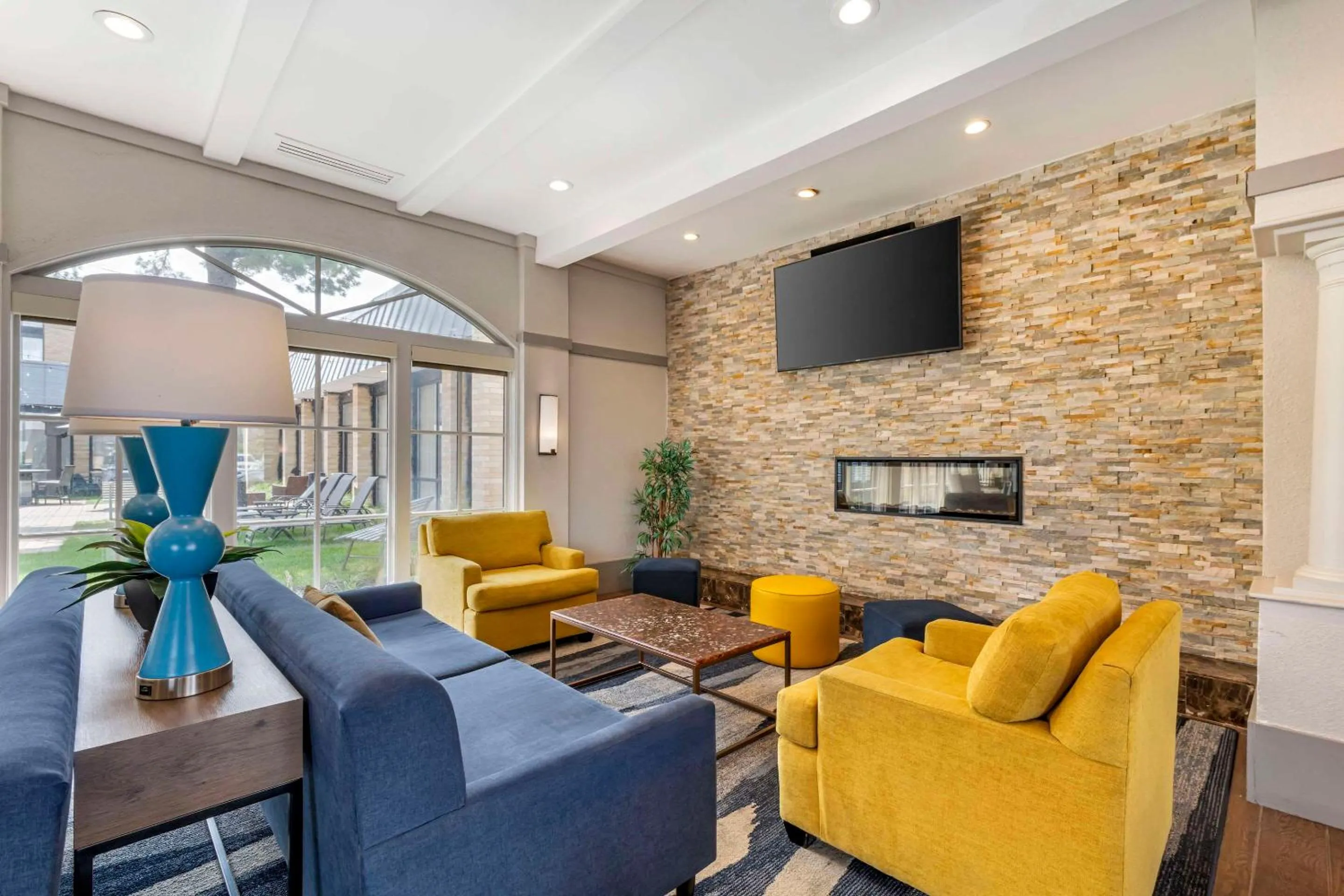 Communal lounge/ TV room in MainStay Suites MSP Airport - Mall of America