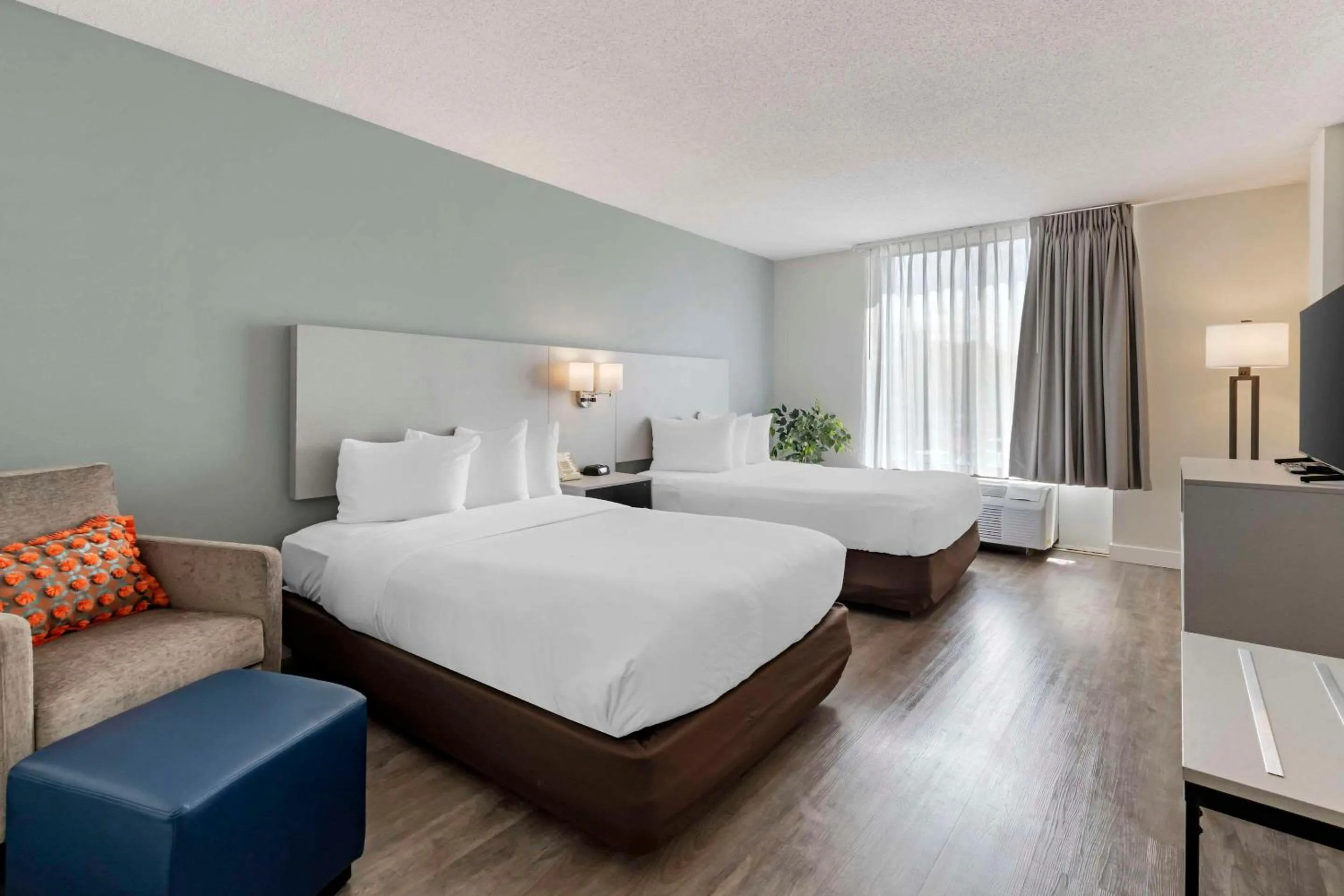 TV and multimedia, Bed in MainStay Suites MSP Airport - Mall of America