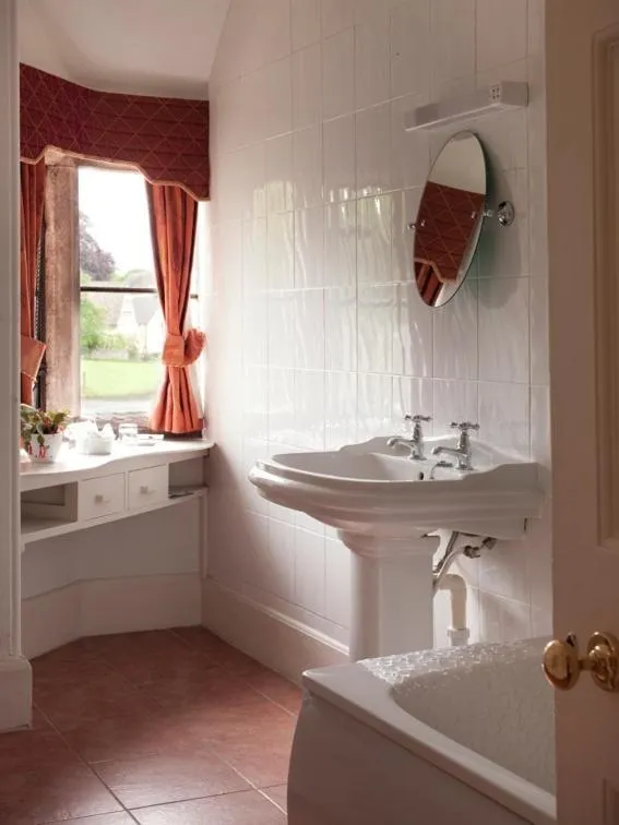 Bathroom in Amberley Inn