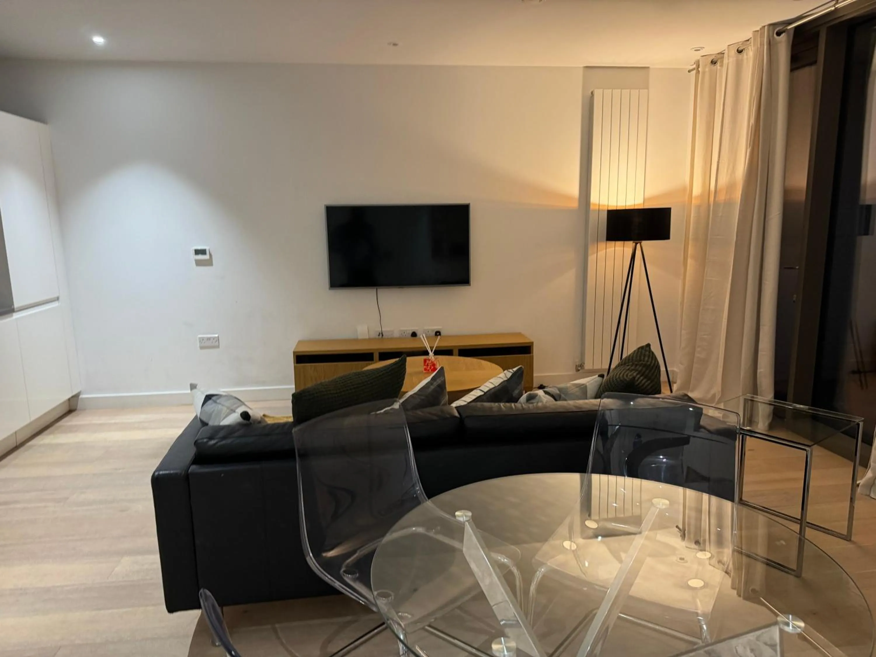 DOCKLANDS STUNNING 2 BED APARTMENT London