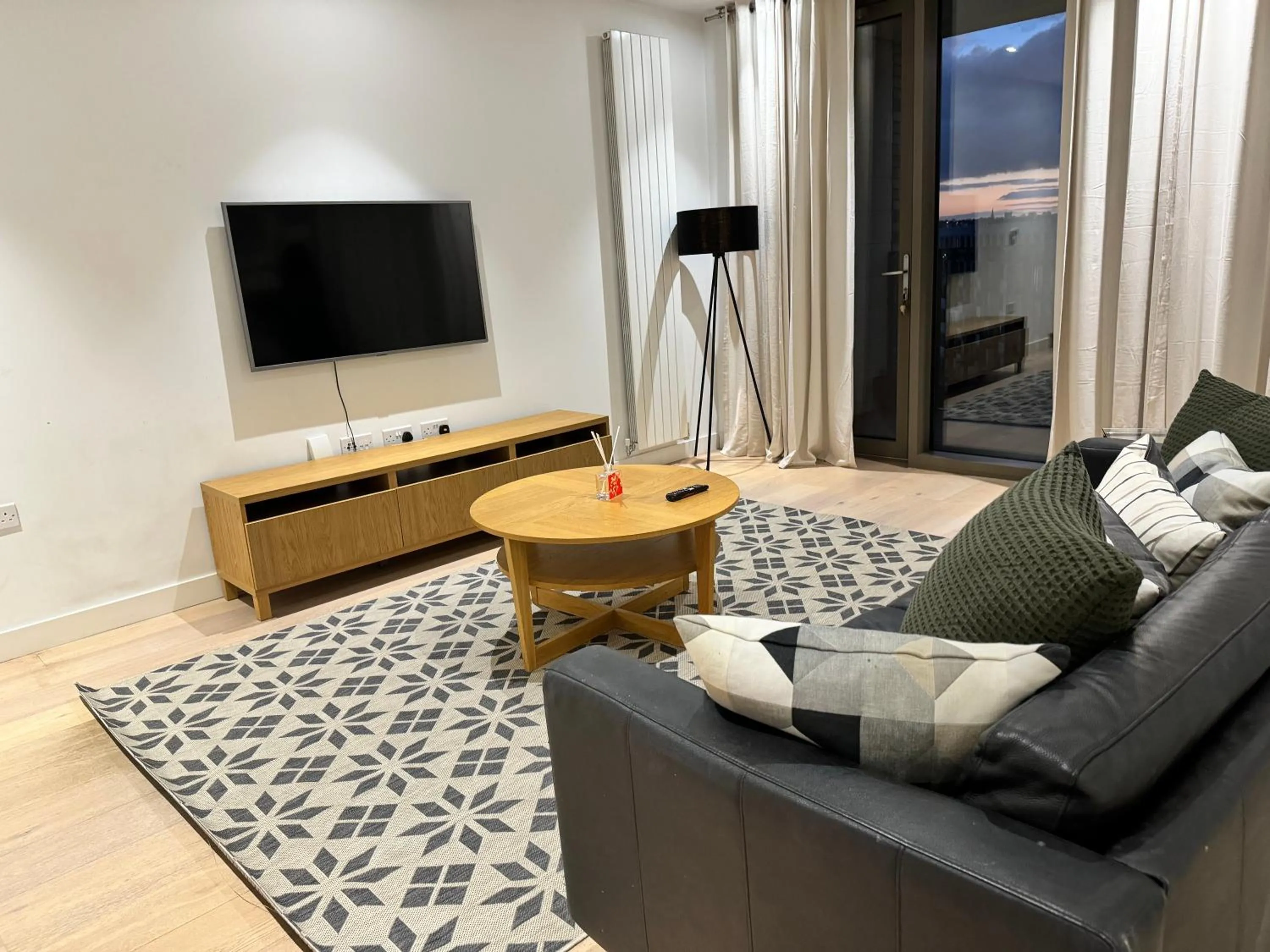 DOCKLANDS STUNNING 2 BED APARTMENT London