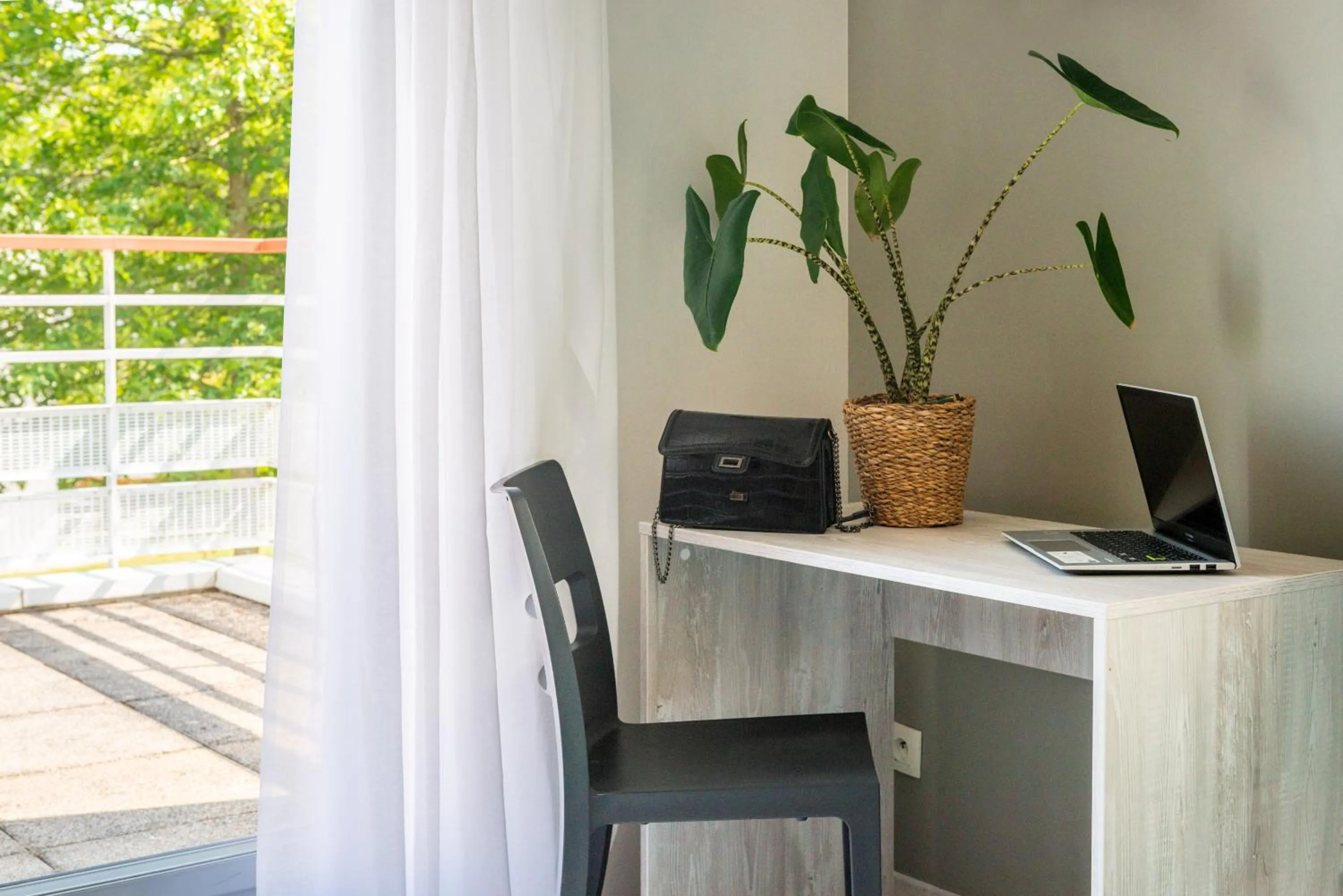 TV and multimedia in Comfort Aparthotel Nantes La Beaujoire