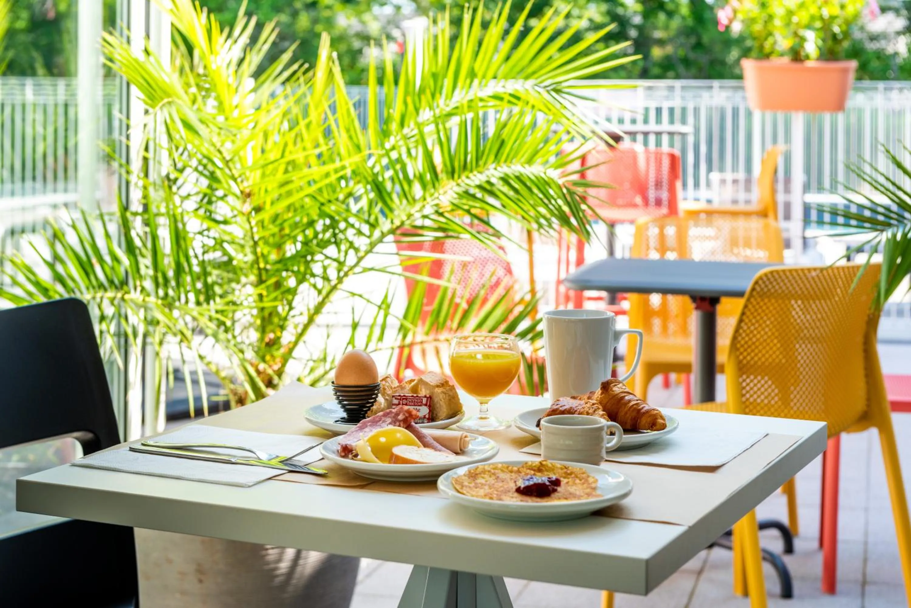 Dining area in Comfort Aparthotel Nantes La Beaujoire