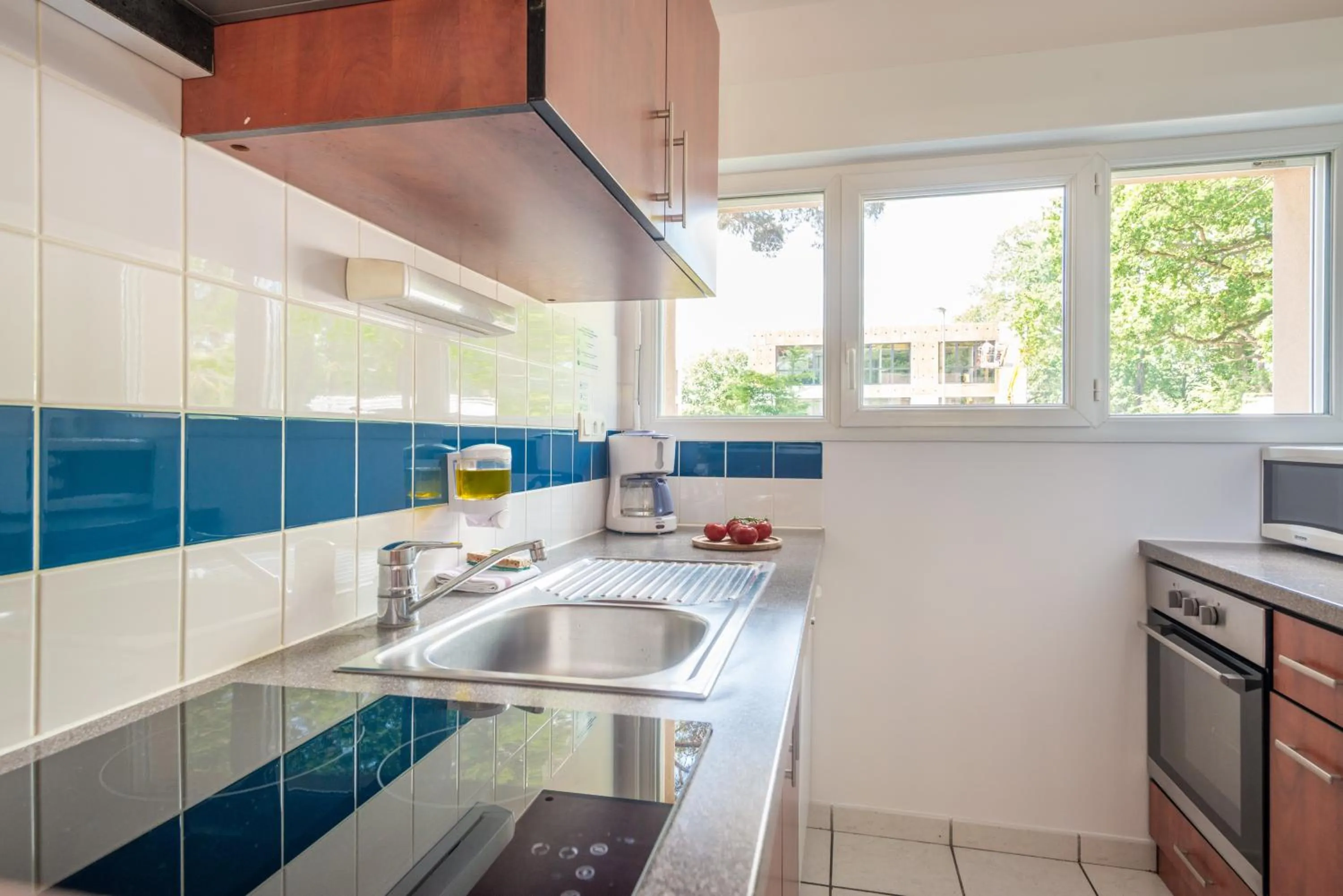 Kitchen or kitchenette in Comfort Aparthotel Nantes La Beaujoire