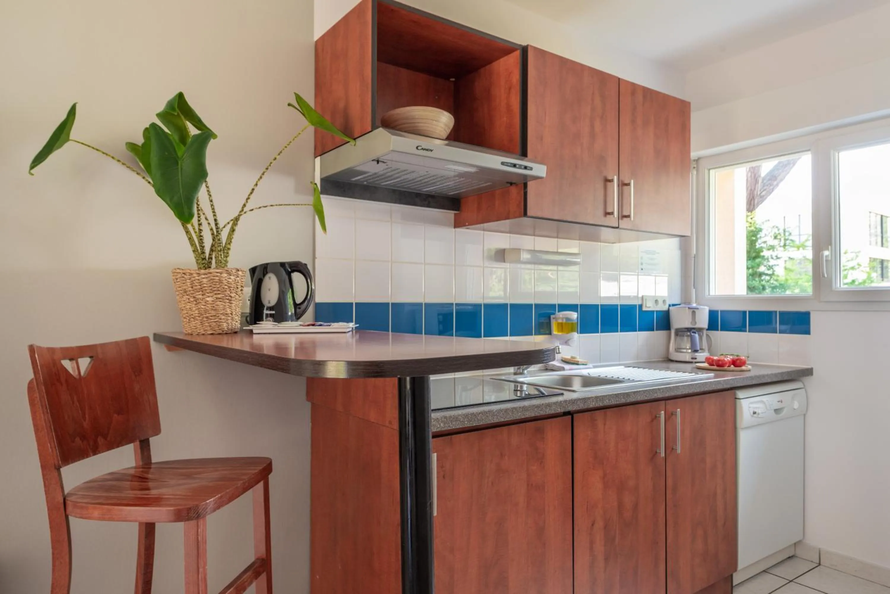 Kitchen or kitchenette in Comfort Aparthotel Nantes La Beaujoire