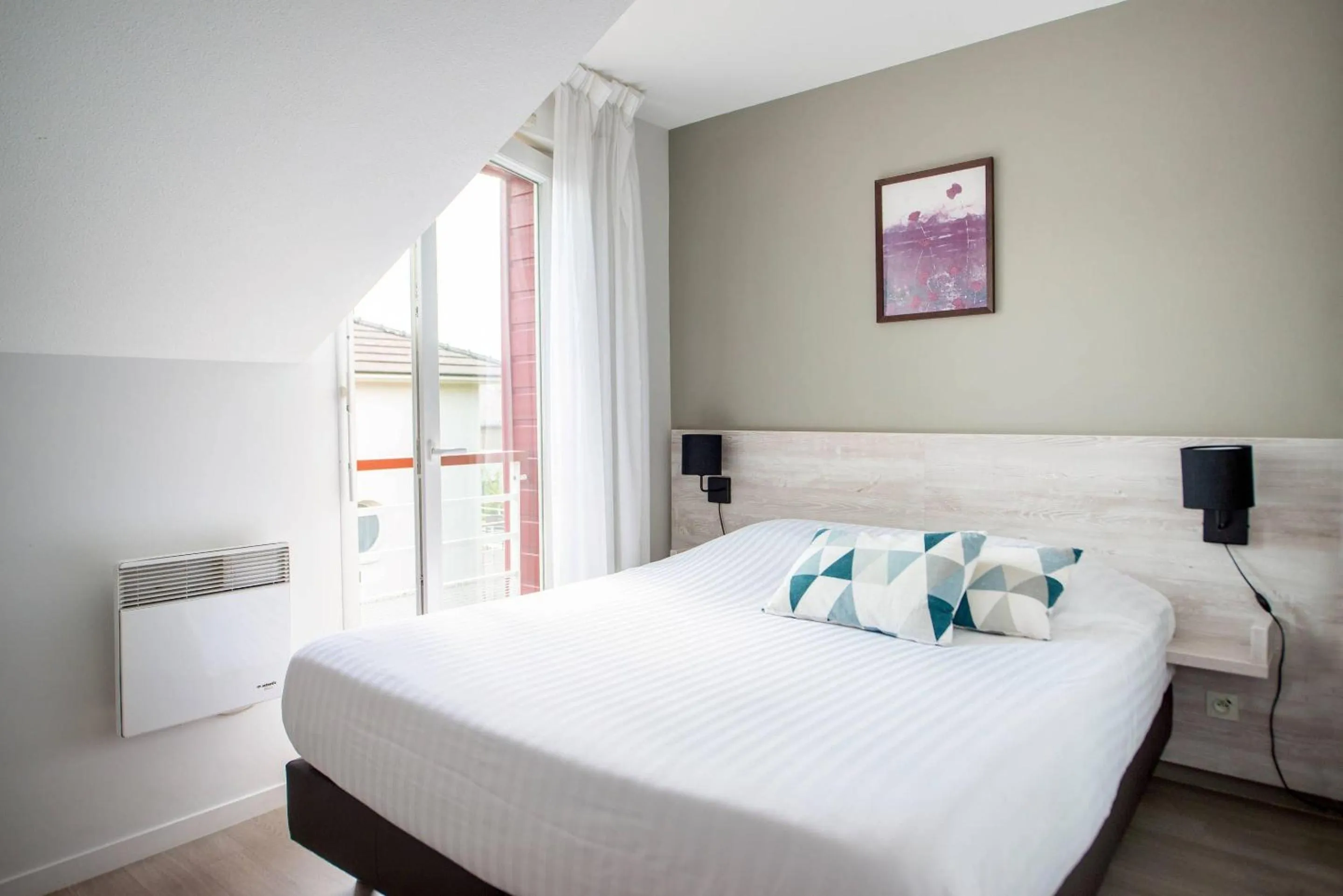 Bedroom, Bed in Comfort Aparthotel Nantes La Beaujoire