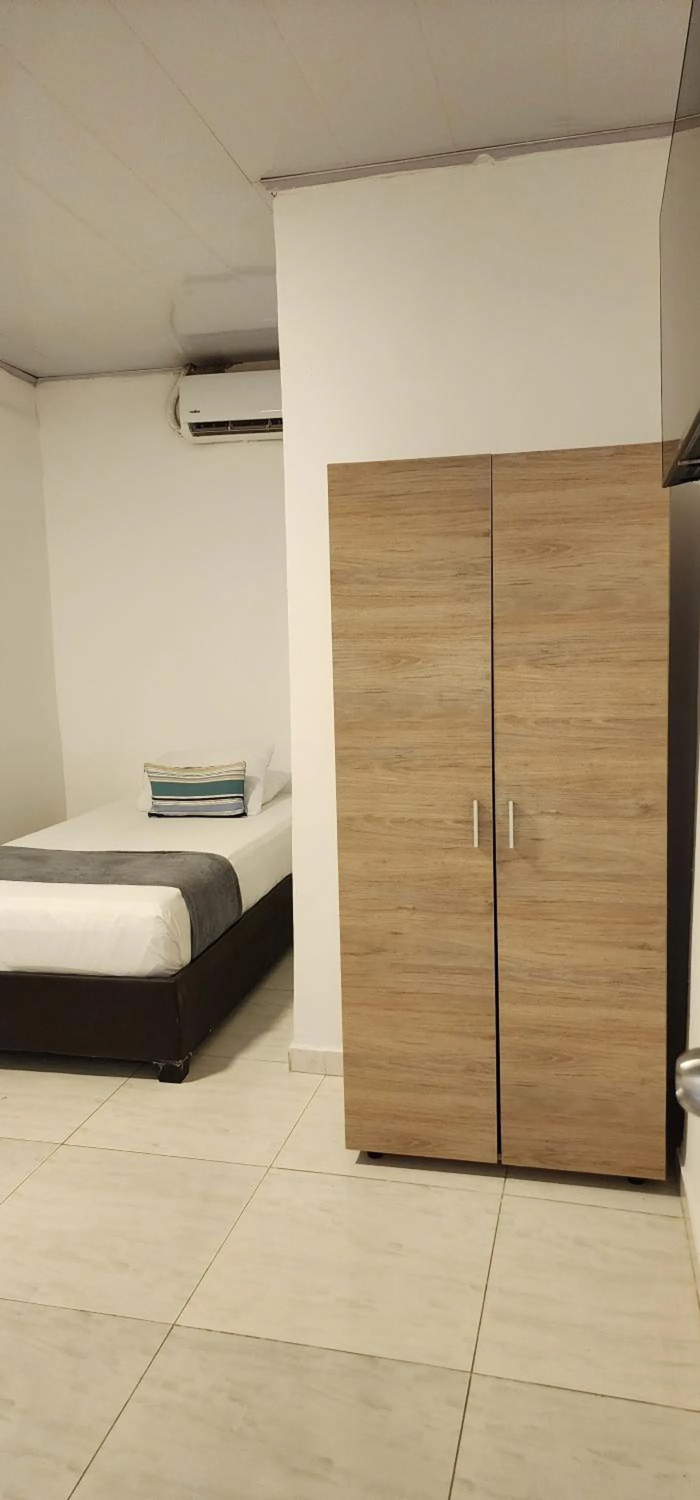 wardrobe, Bed in Edificio Regata INN
