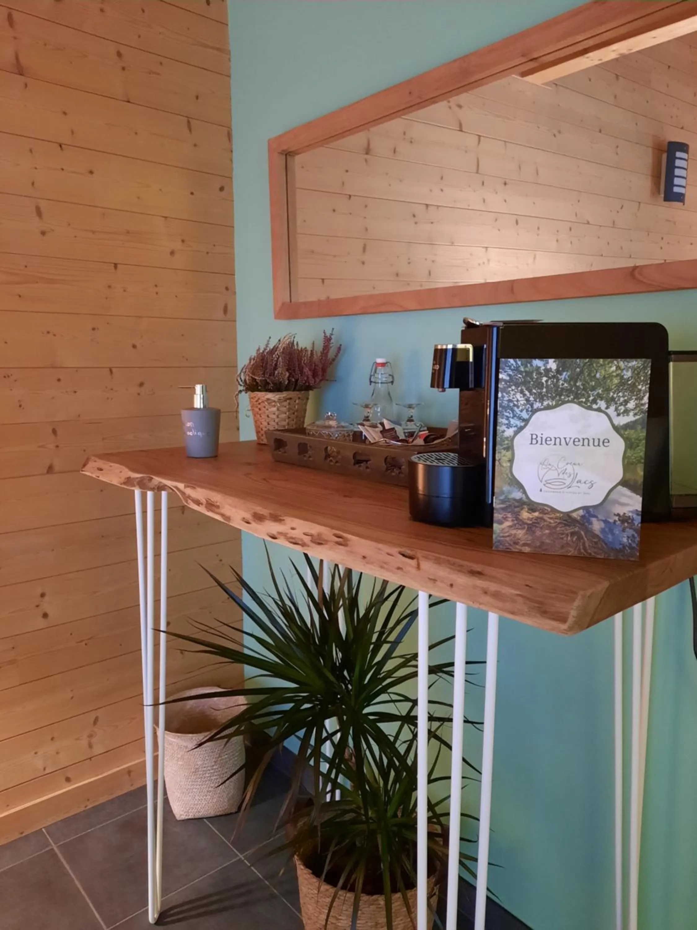 Coffee/tea facilities in Au Cœur des Lacs - Chambres d'hôtes