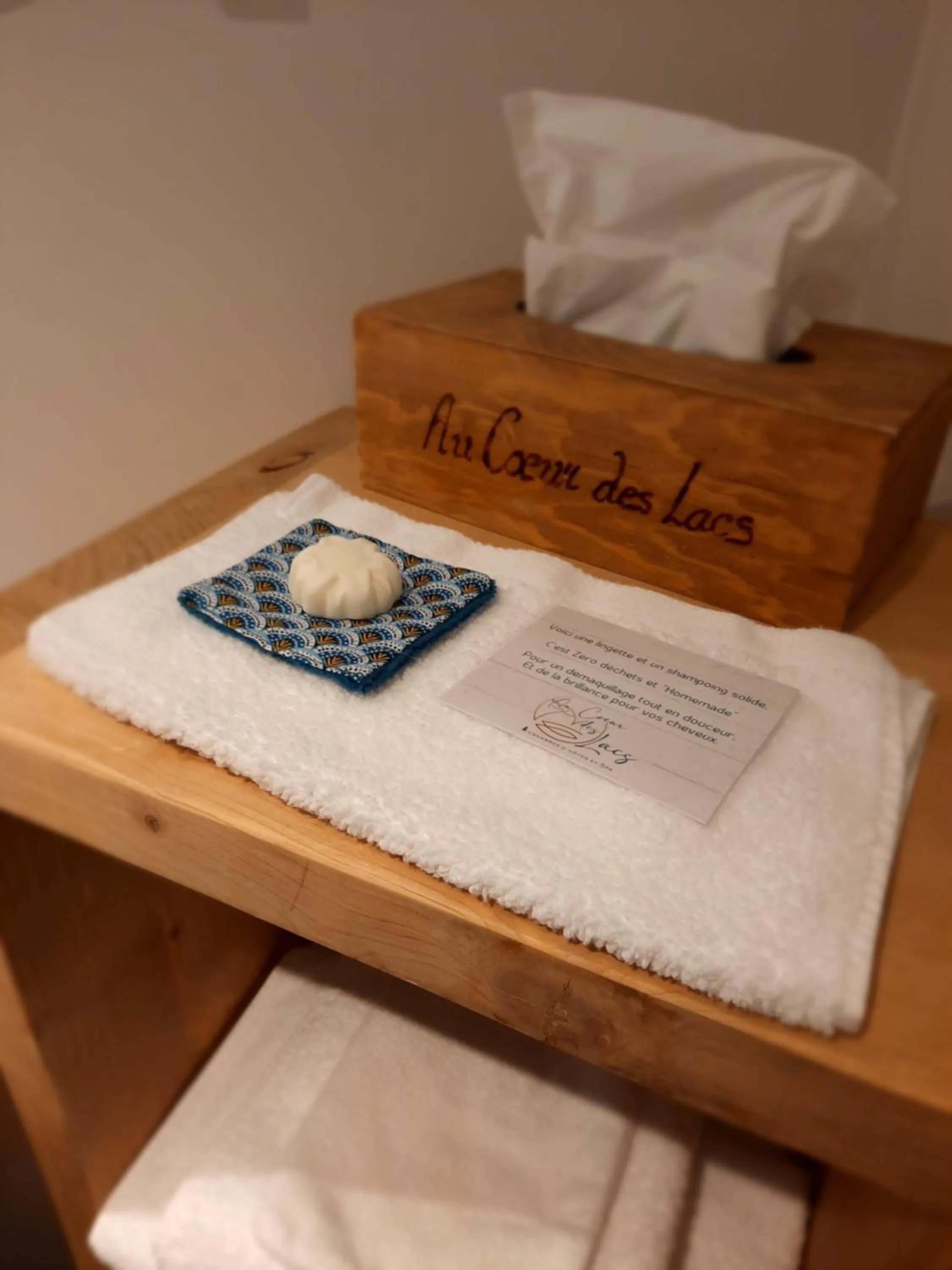 towels, Bed in Au Cœur des Lacs - Chambres d'hôtes