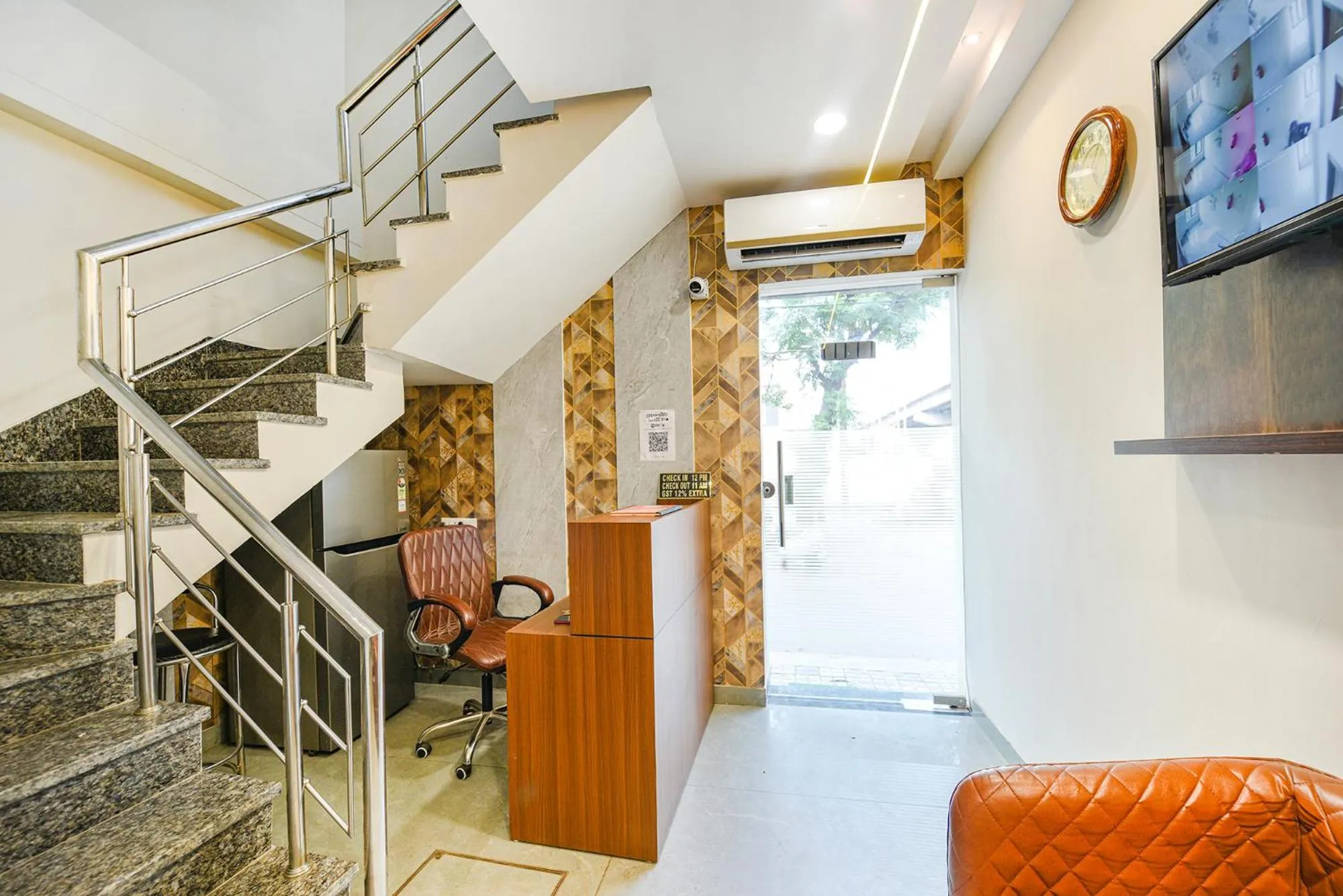 Lobby or reception in FabHotel Globe Inn