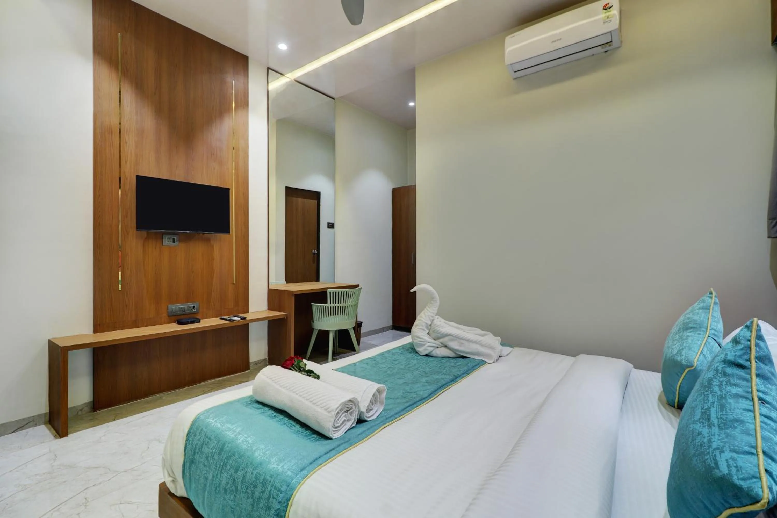 Communal lounge/ TV room, Bed in Radhe Residency