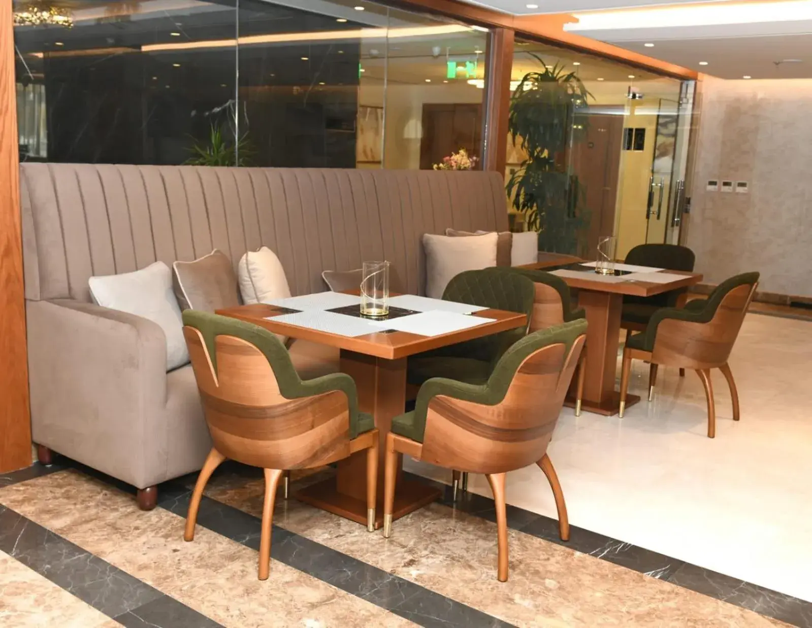 Restaurant/places to eat in Renee Hotel Restaurant/places to eat in Renee Hotel