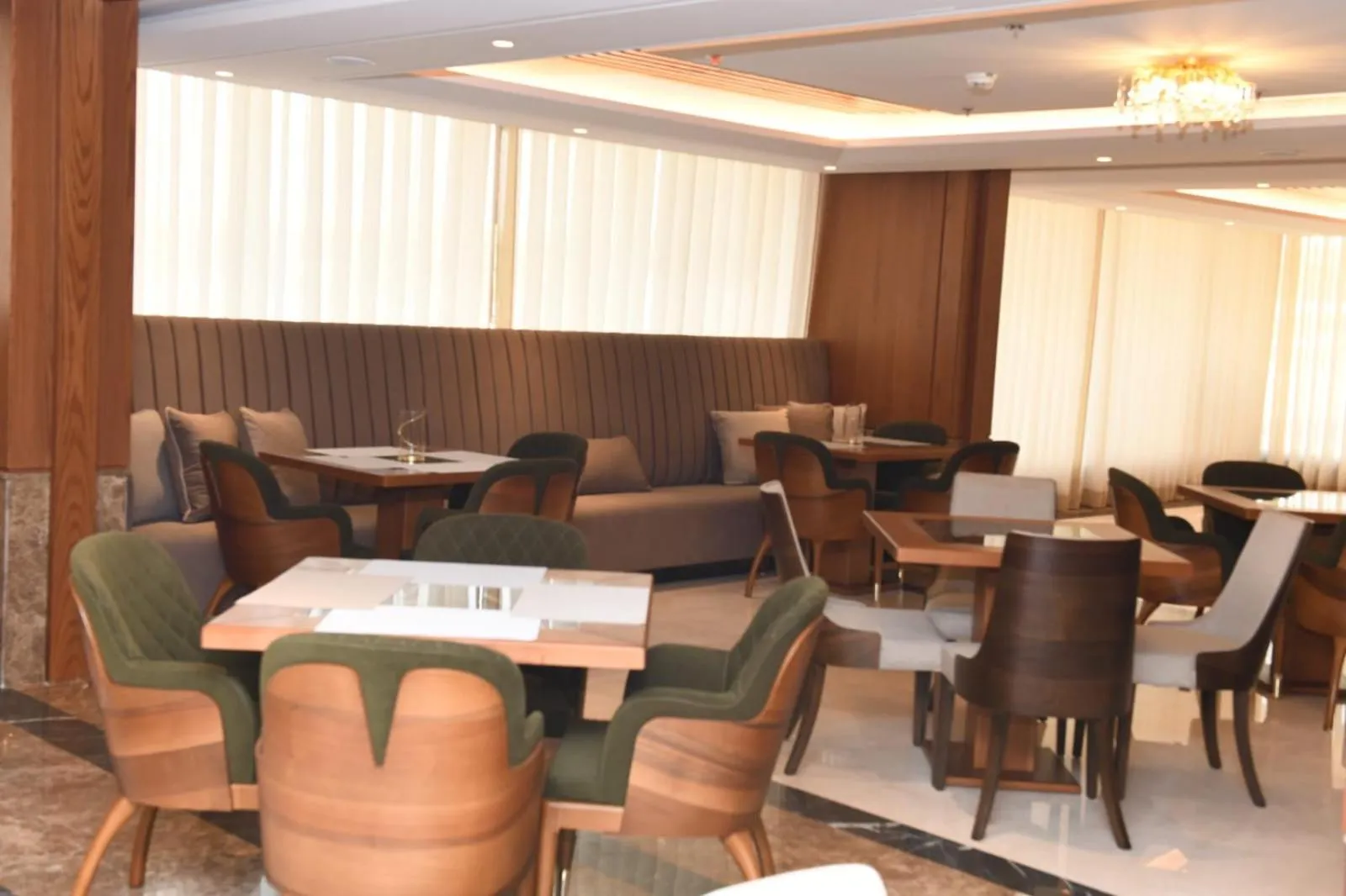 Restaurant/places to eat in Renee Hotel