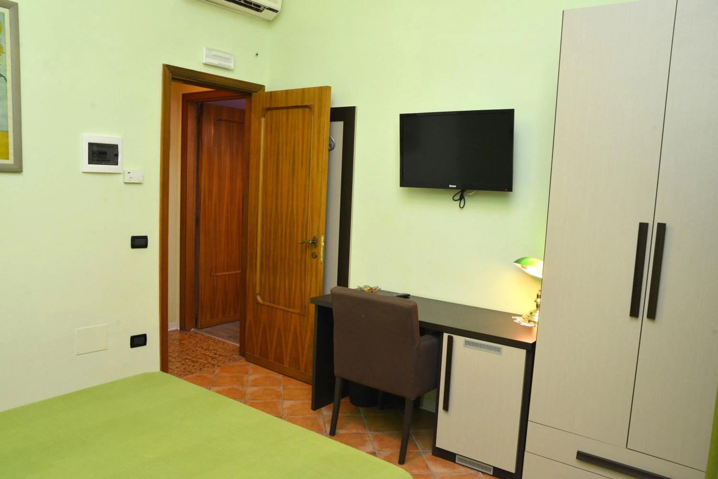 Property building, Bed in B&B Fiori di Lava
