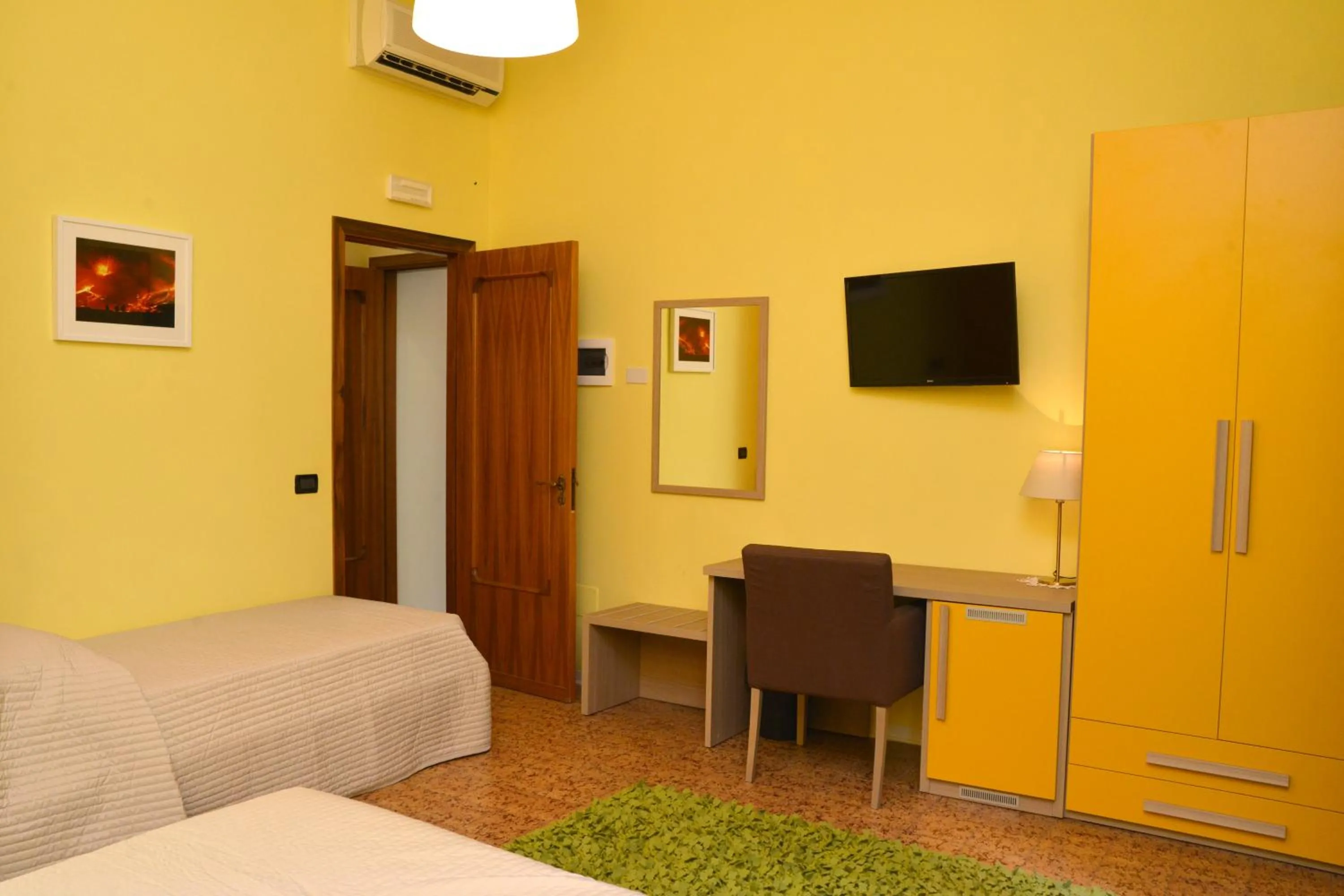 Property building, Bed in B&B Fiori di Lava