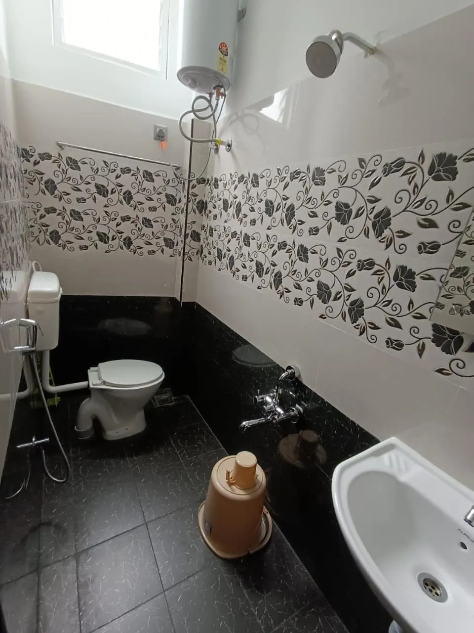 Shower in Le Poshe Luxury - TIE