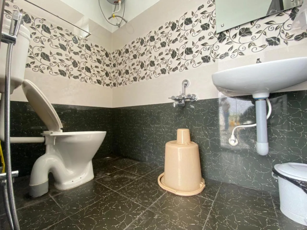 Toilet in Le Poshe Luxury - TIE