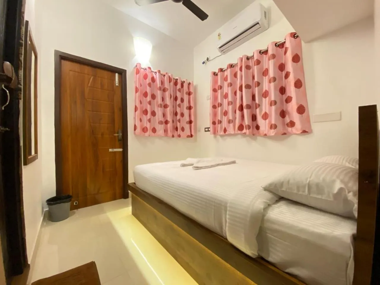 Bedroom, Bed in Le Poshe Luxury - TIE