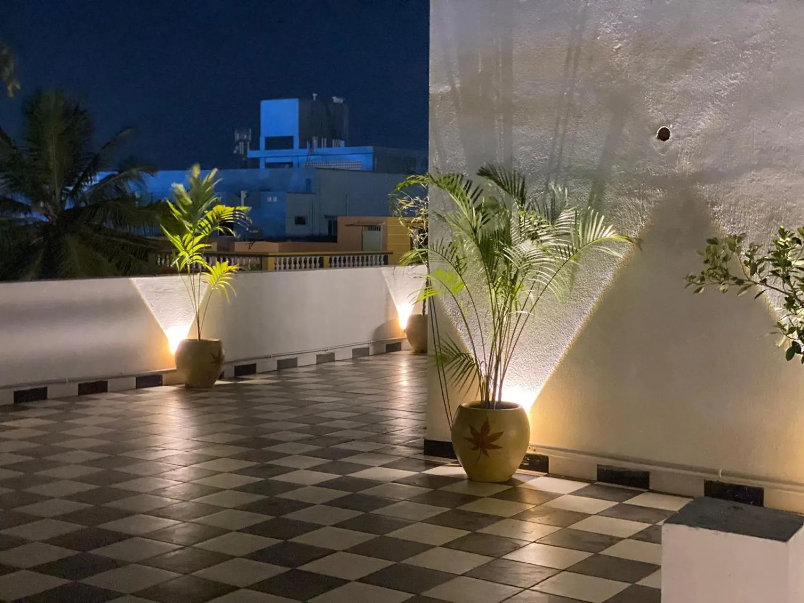 Night in Le Poshe Luxury - TIE