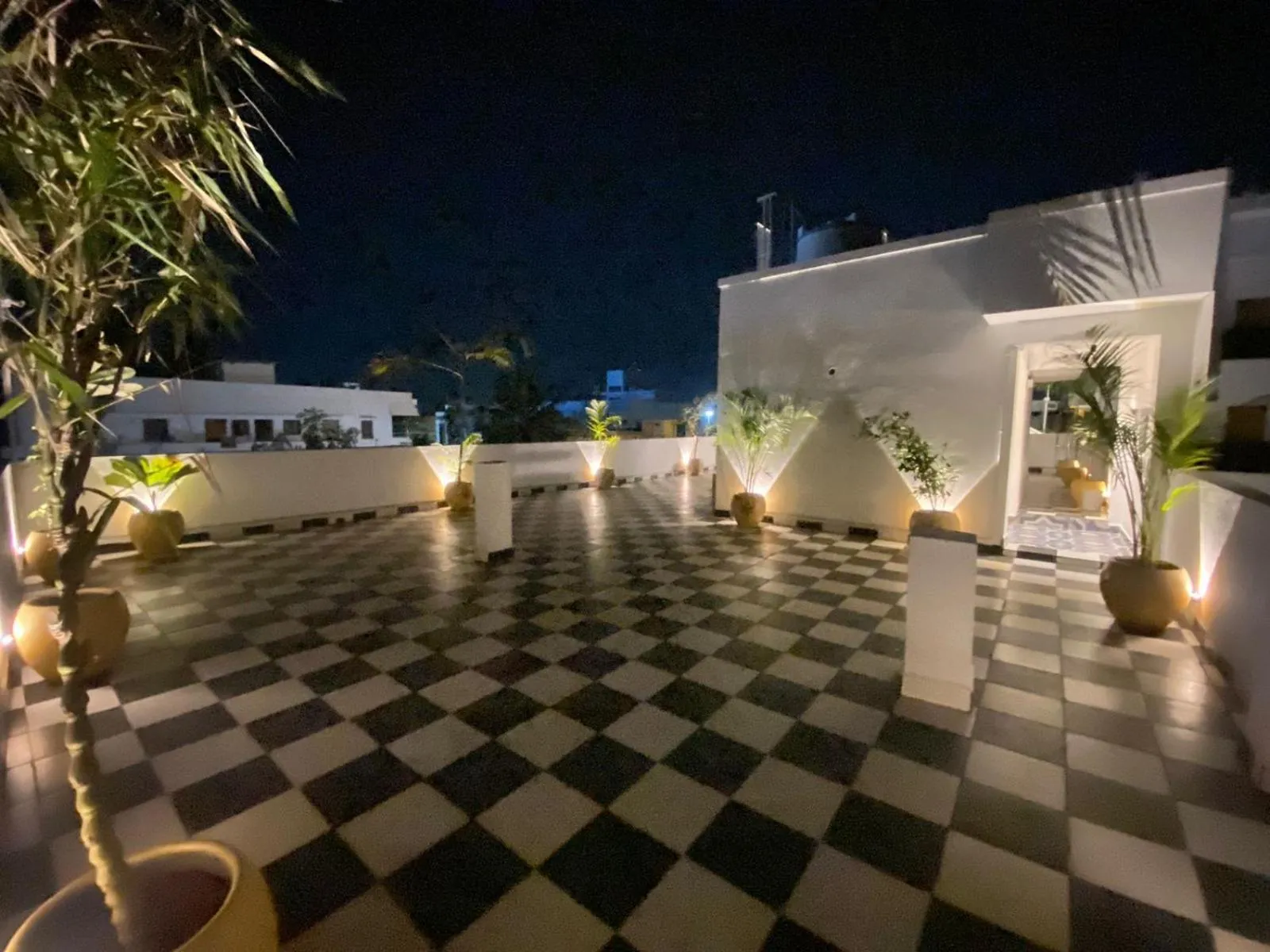 Night in Le Poshe Luxury - TIE