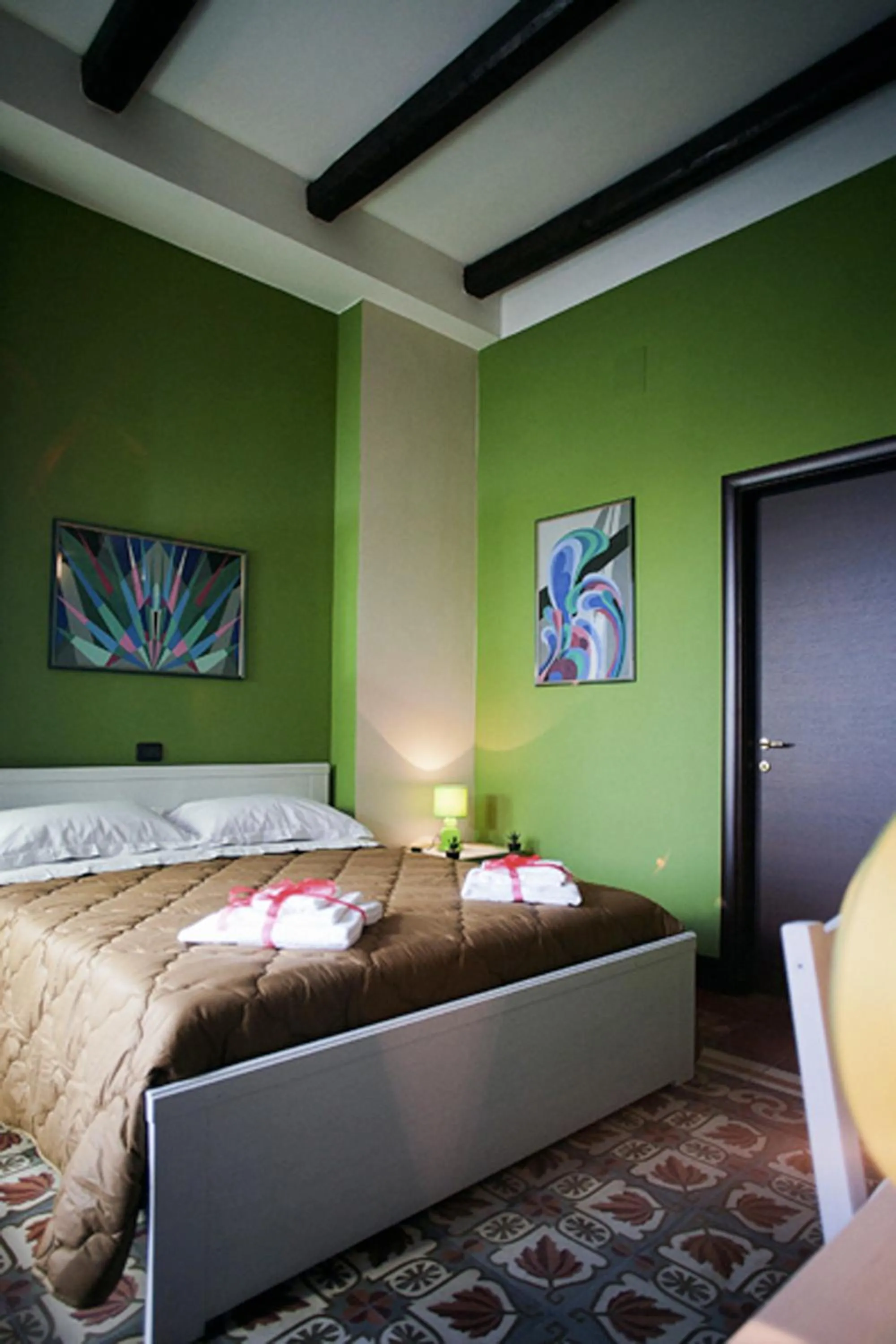 Shower, Bed in Affittacamere b&b meapvlia