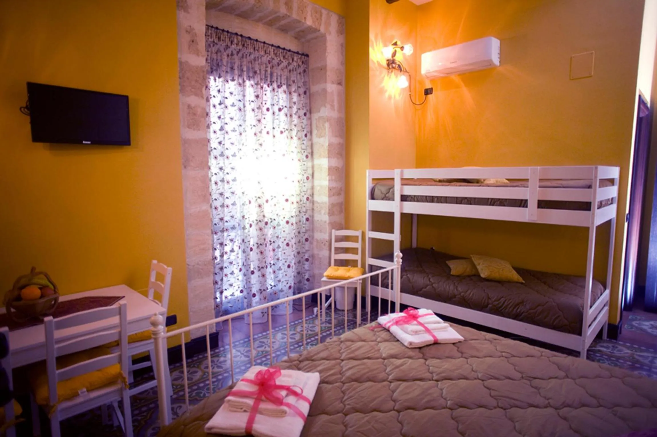 Shower, Bed in Affittacamere b&b meapvlia
