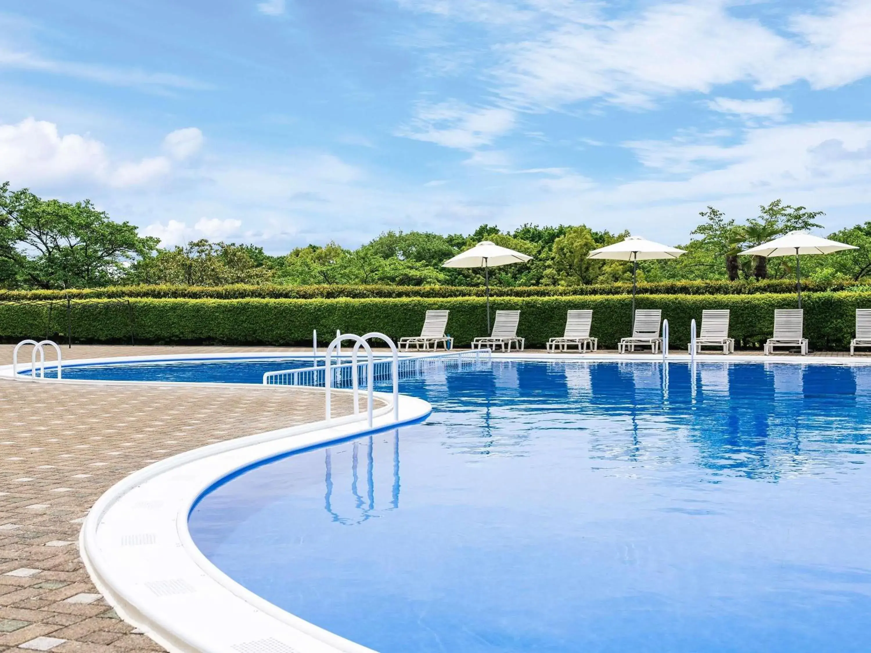 Pool view in Grand Mercure Nasu Highlands Resort & Spa Pool view in Grand Mercure Nasu Highlands Resort & Spa