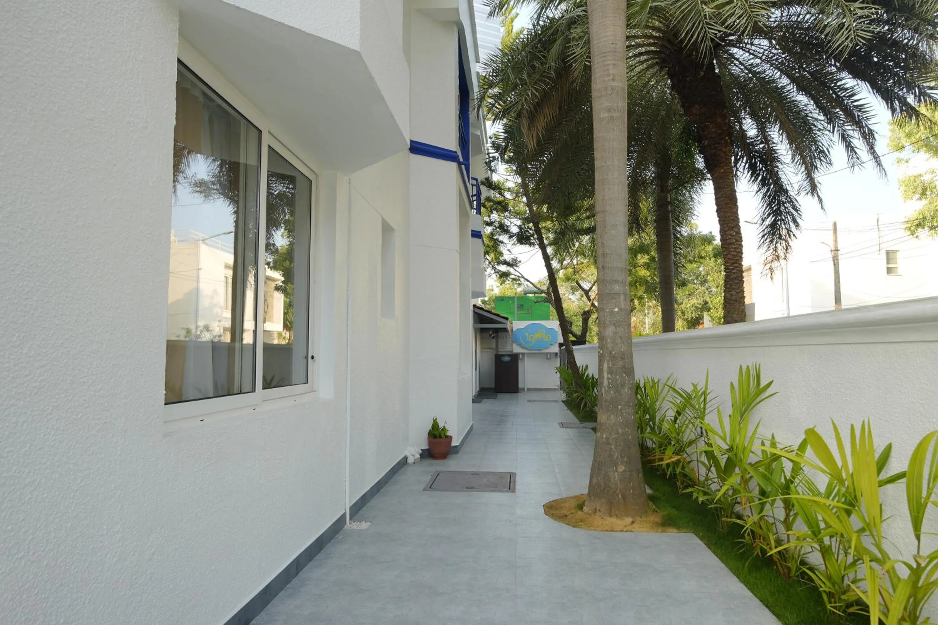 Facade/entrance in Bay Breeze Suites