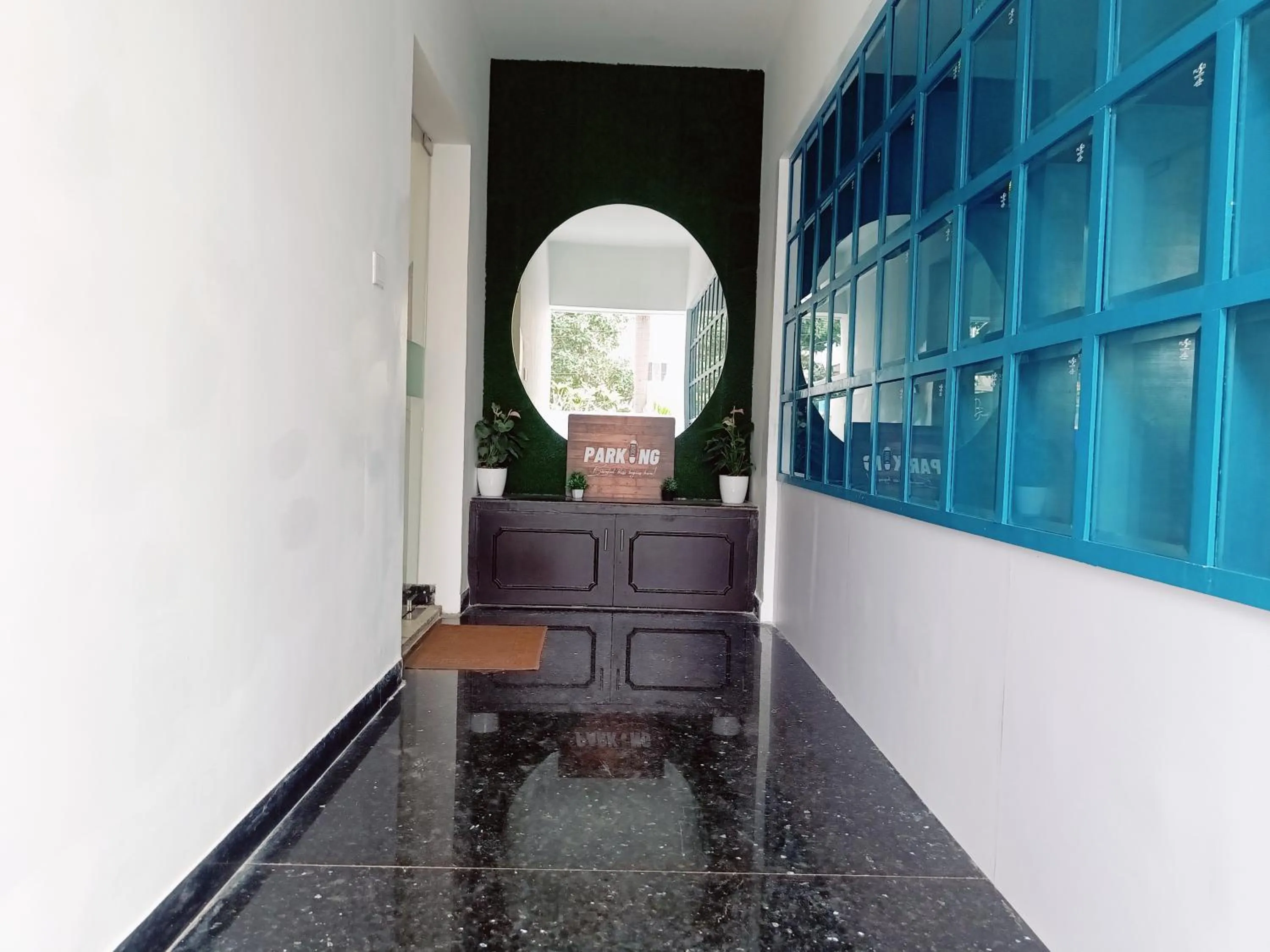 Facade/entrance in Bay Breeze Suites