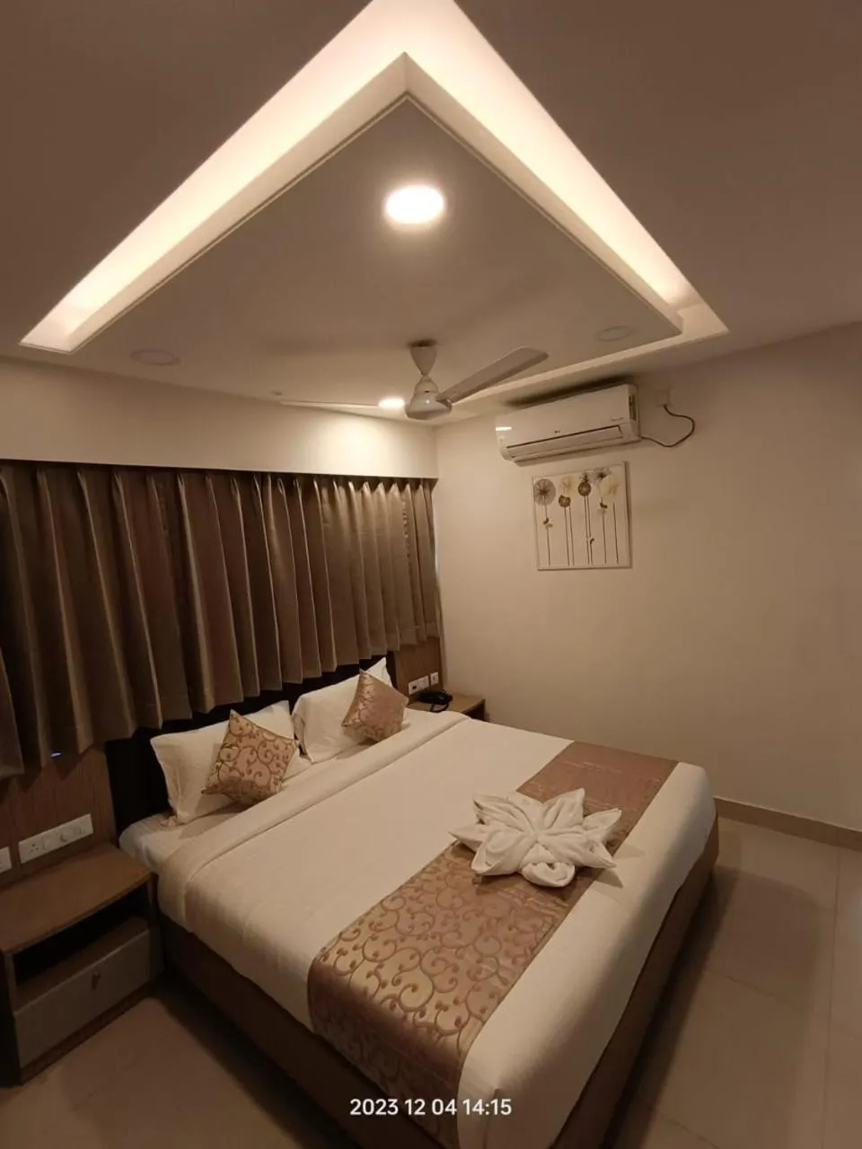 Living room, Bed in Hotel Monsoon Palace Guwahati