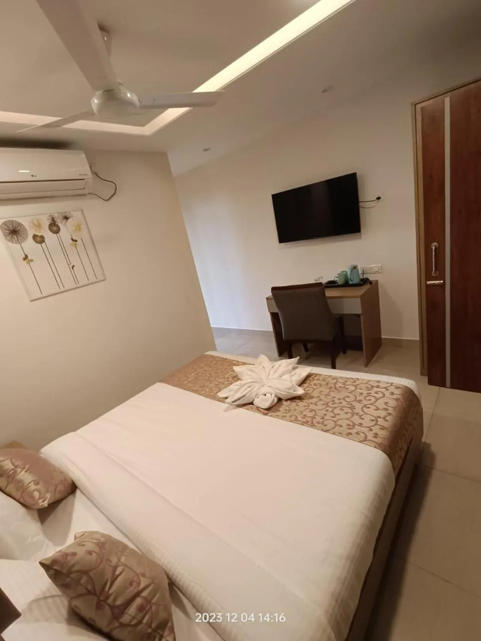 Bedroom, Bed in Hotel Monsoon Palace Guwahati