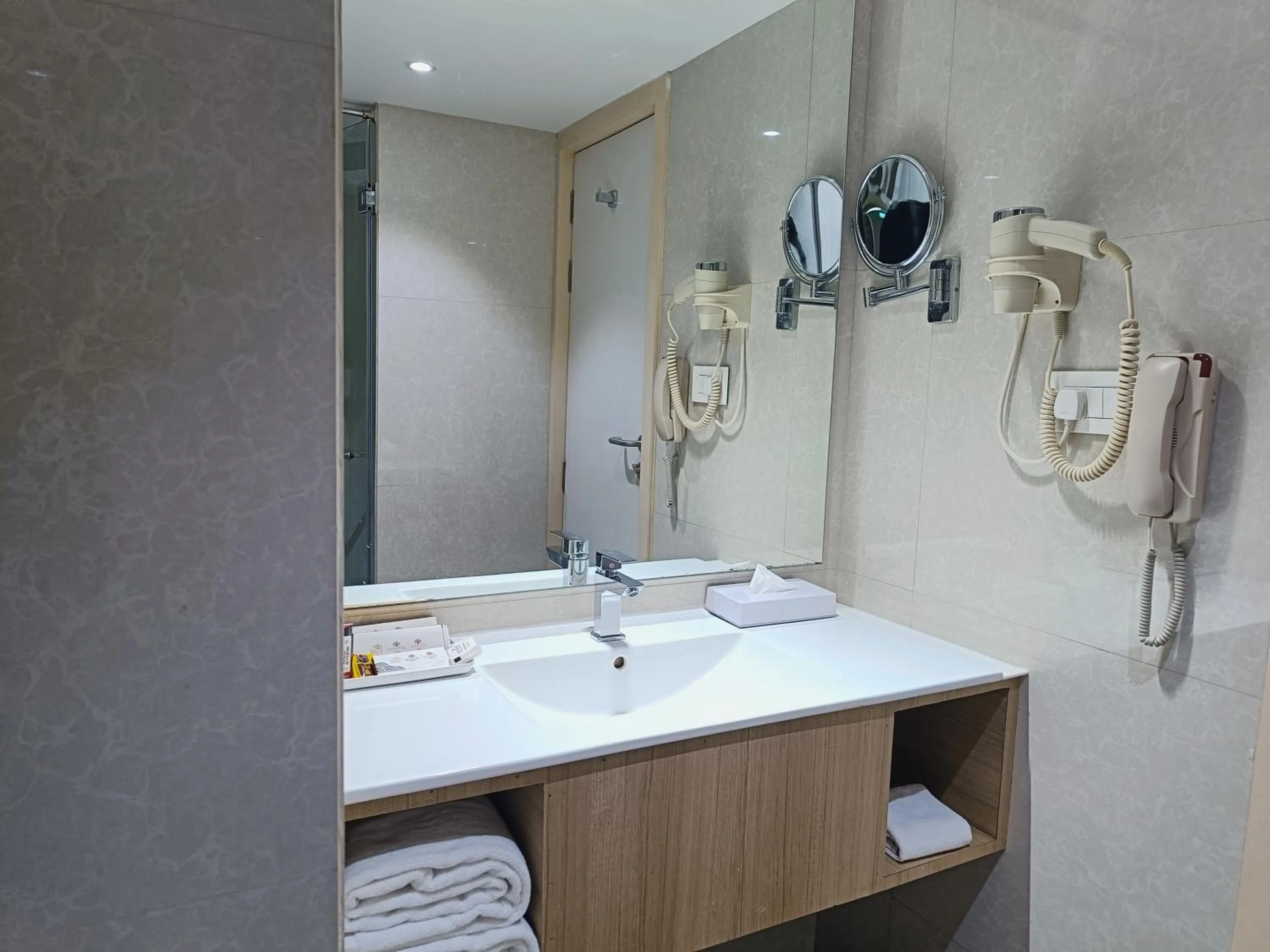 Shower in Effotel By Sayaji Indore