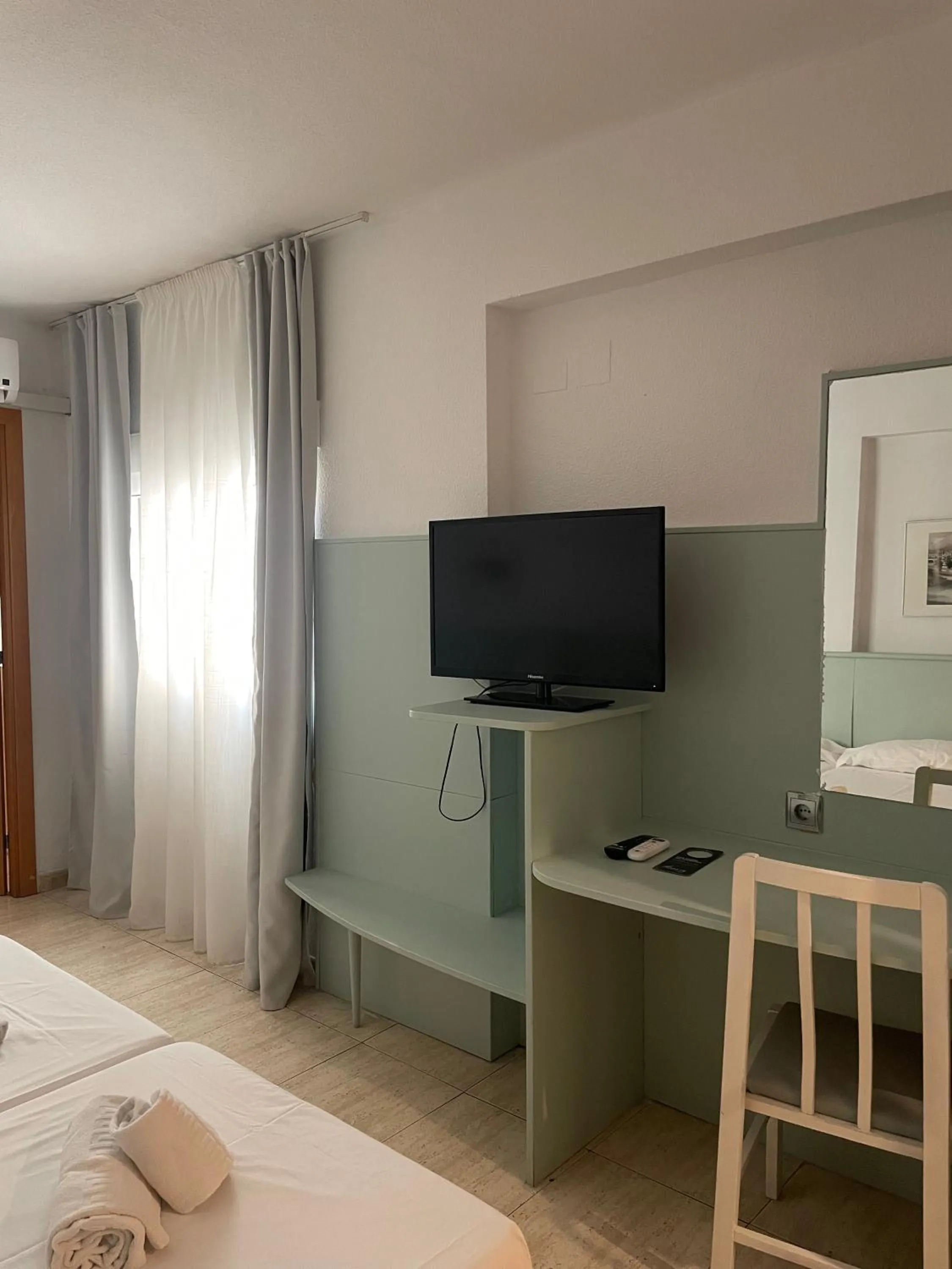 TV and multimedia, Bed in Fleming Center by Punta 25 Hotels Group