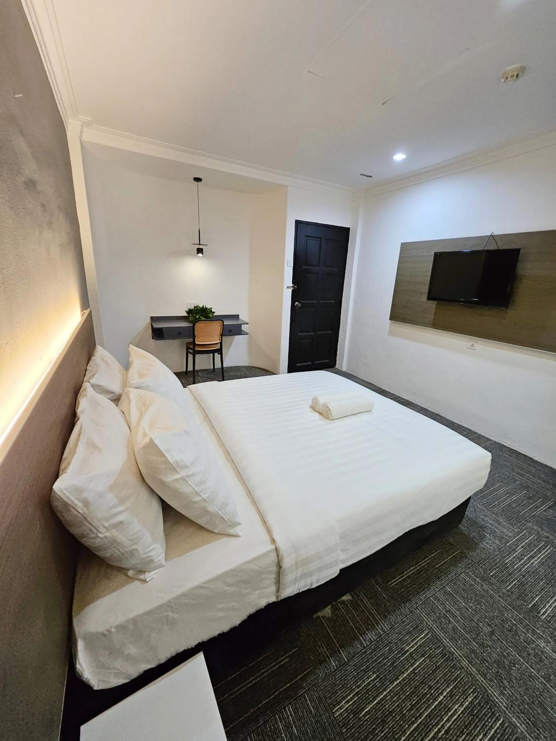 Communal lounge/ TV room, Bed in Luna Hotel by Moonknight