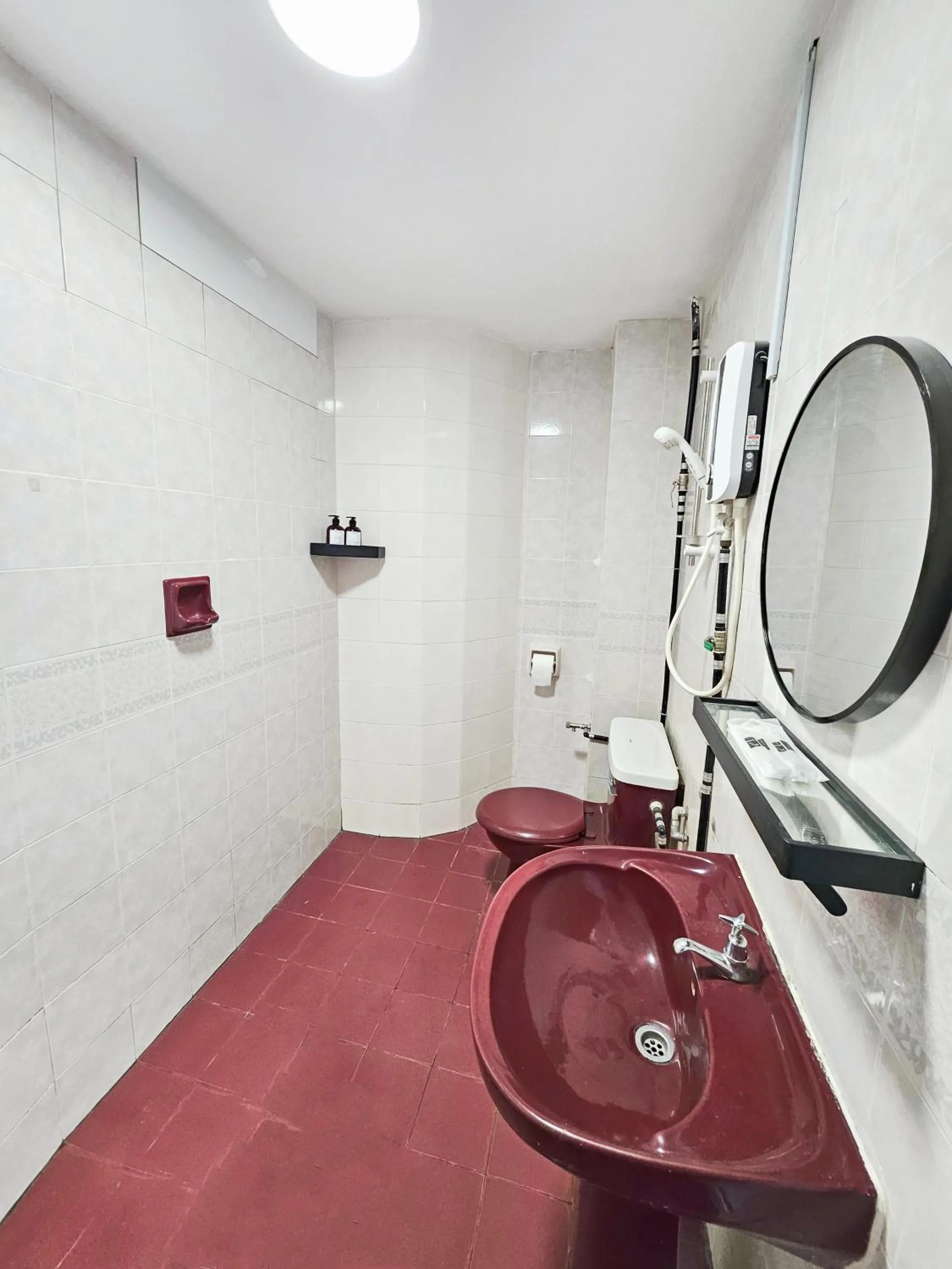 Toilet in Luna Hotel by Moonknight