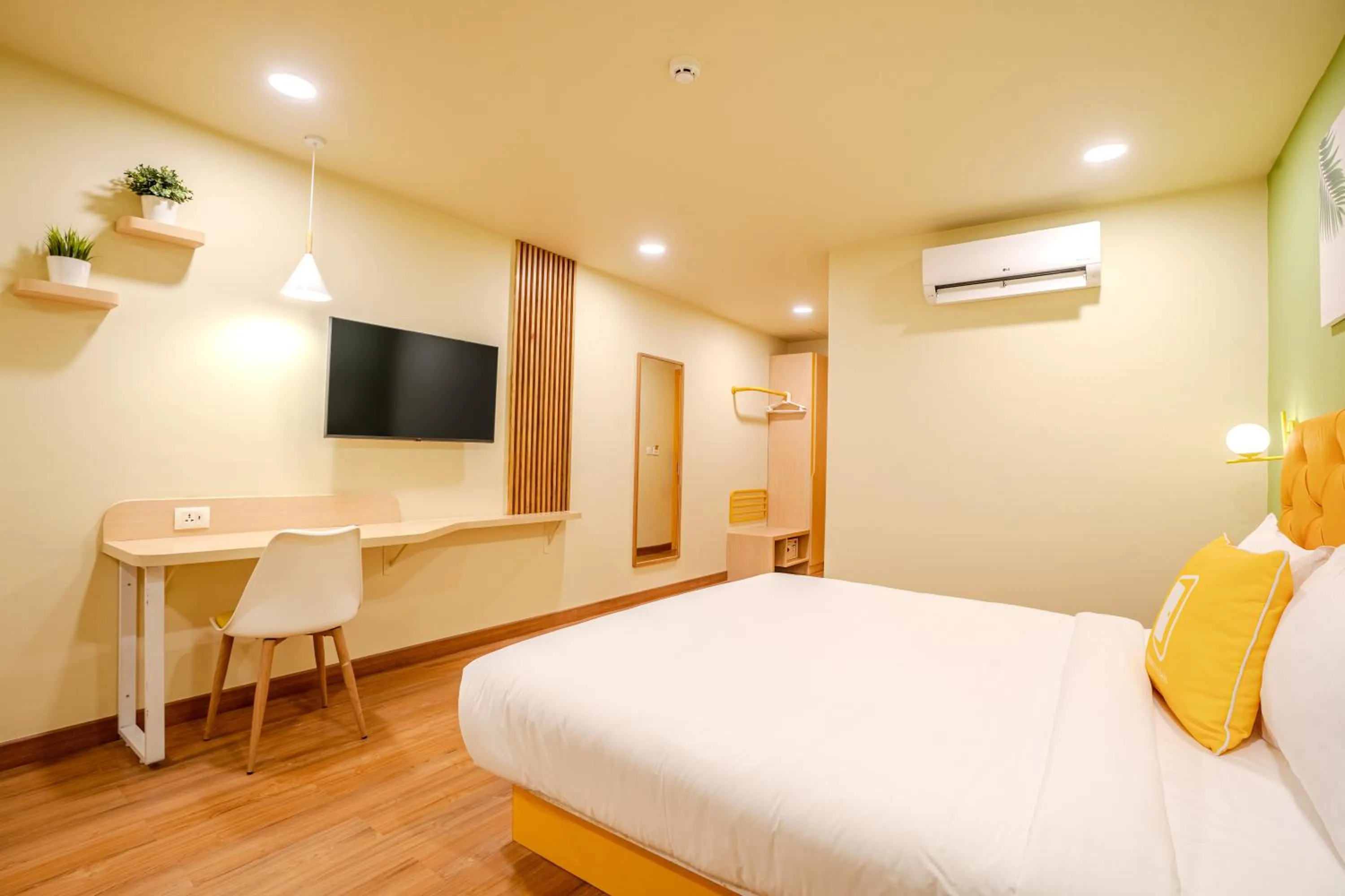 Bedroom, Bed in Bloom Hotel - Medicity Gurugram