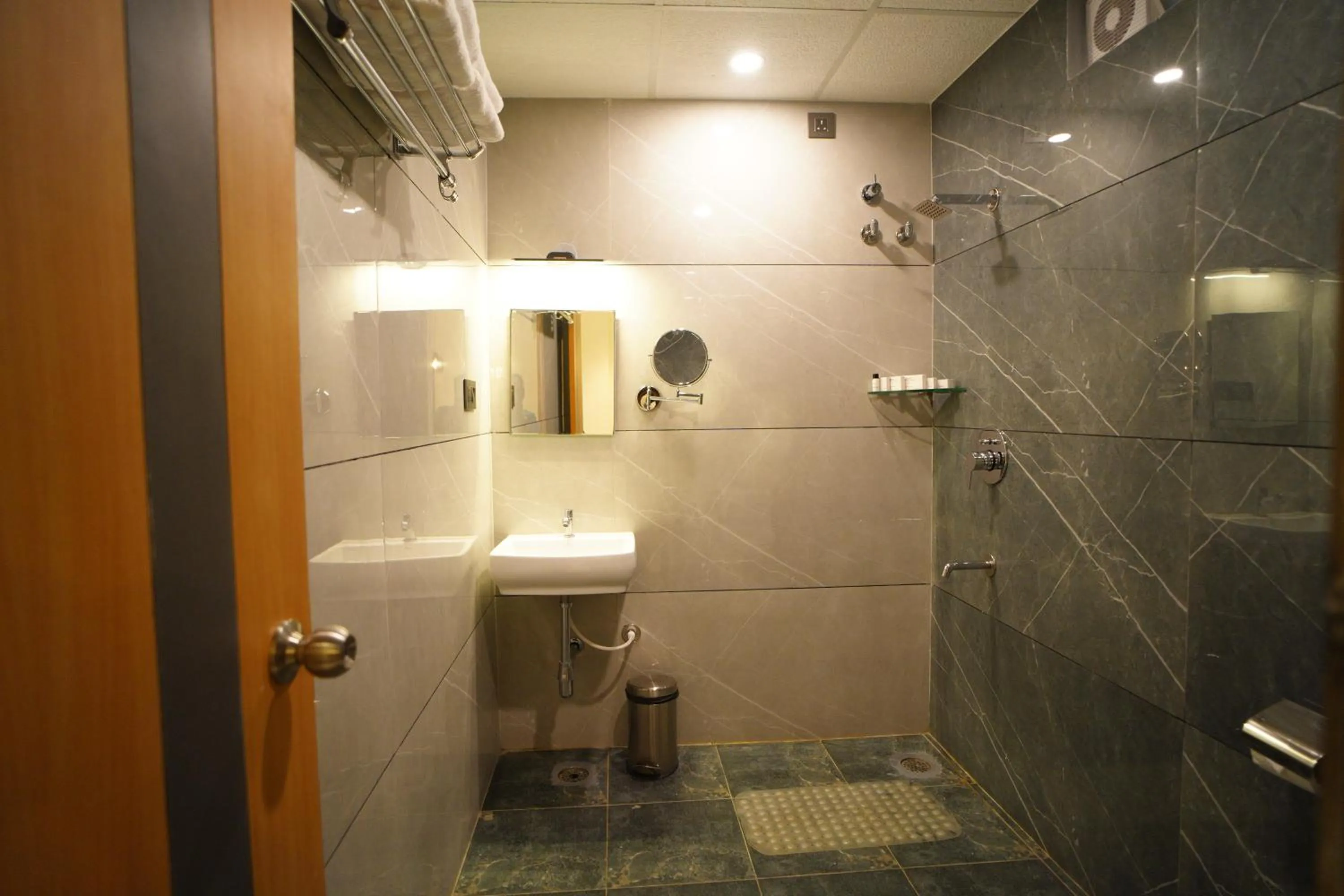 Shower in Emerald Urban Comforts