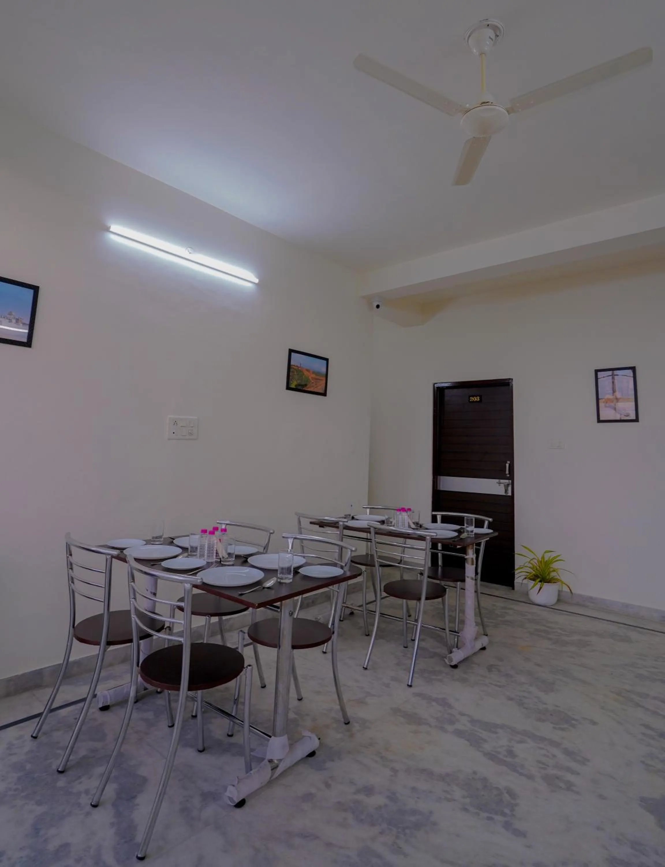 Restaurant/places to eat in Stay Inn