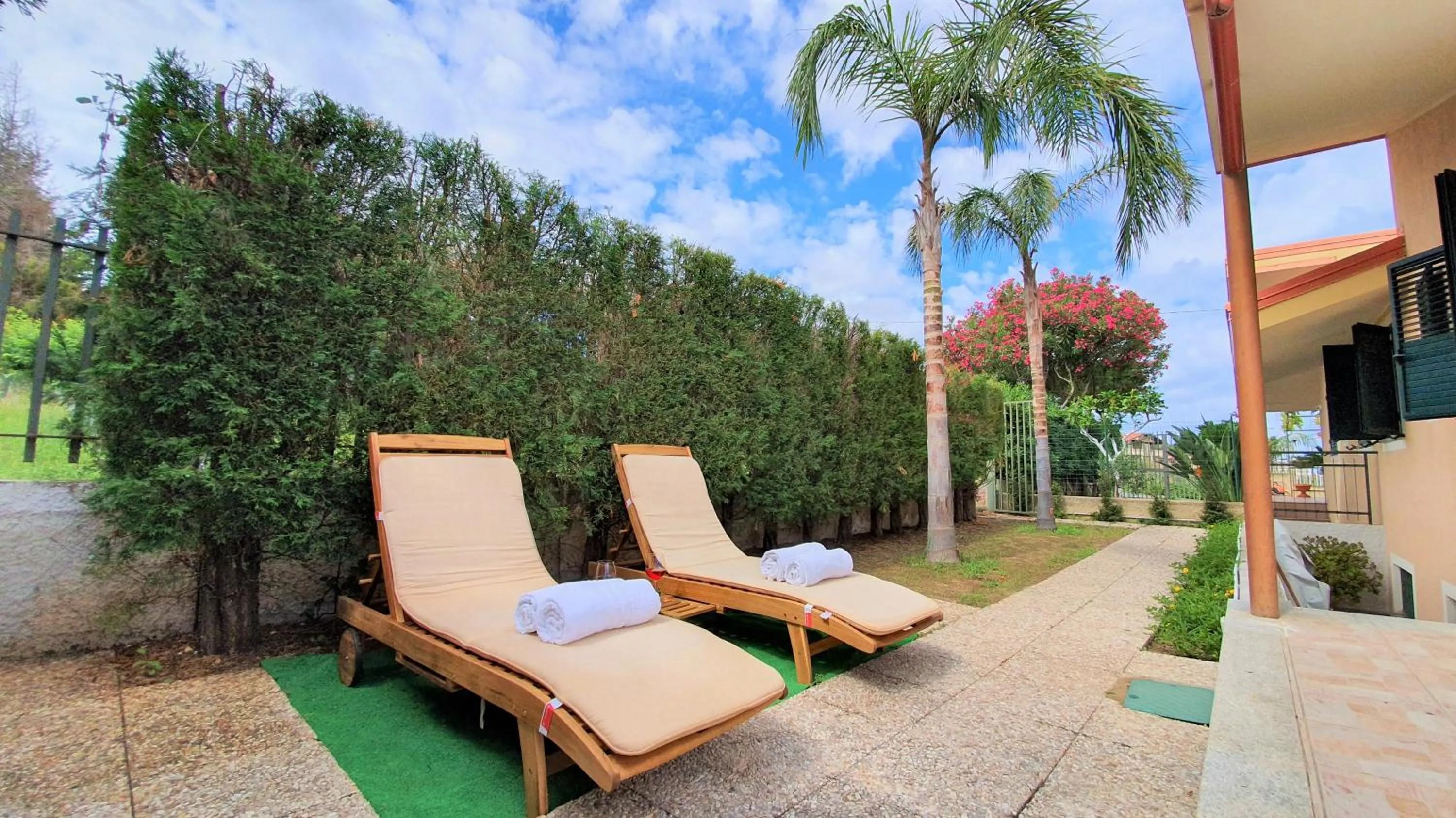 Garden in Villa Paglianiti - Your FAMILY Residence!