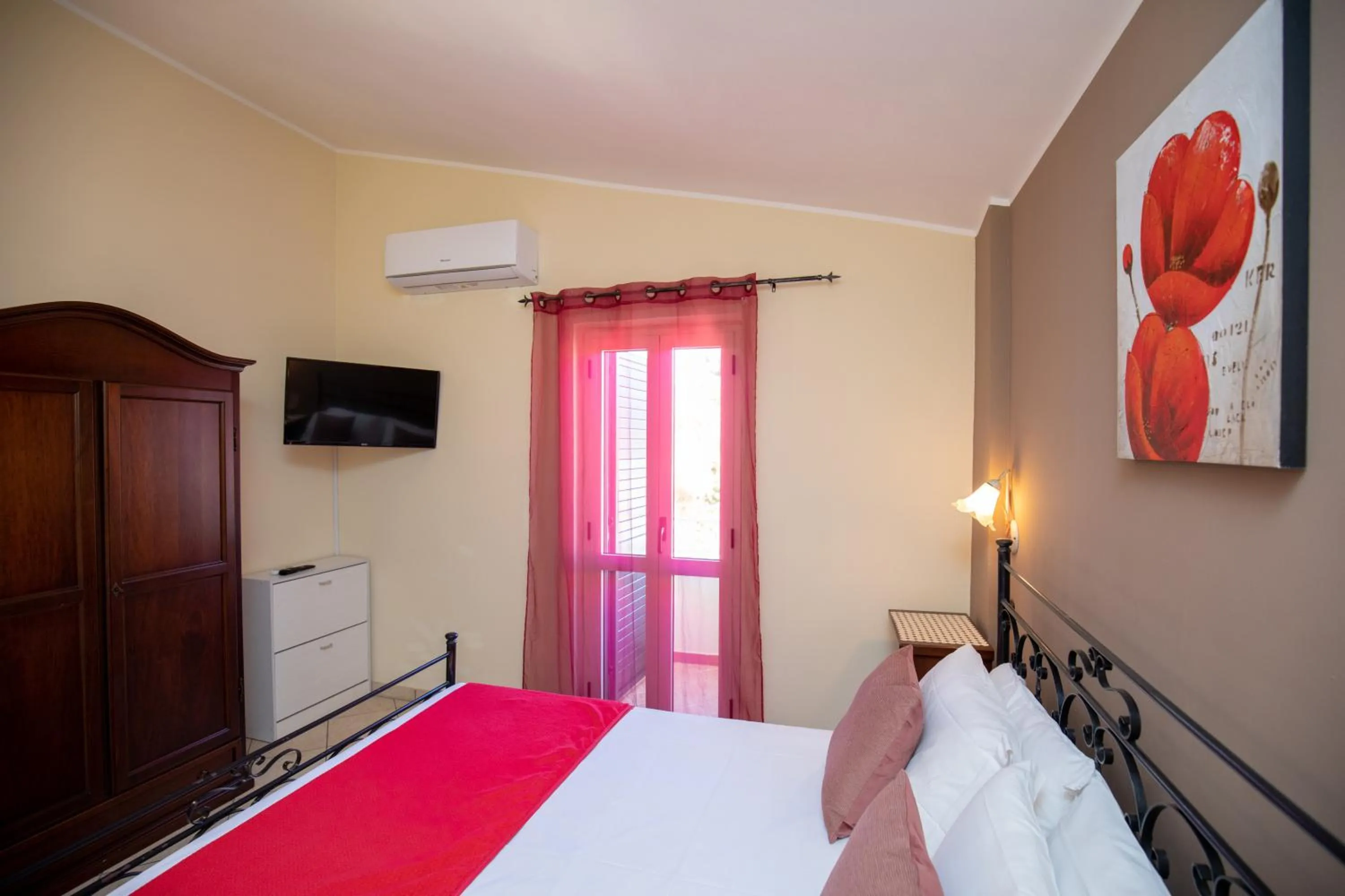 Photo of the whole room, Bed in Villa Paglianiti - Your FAMILY Residence!