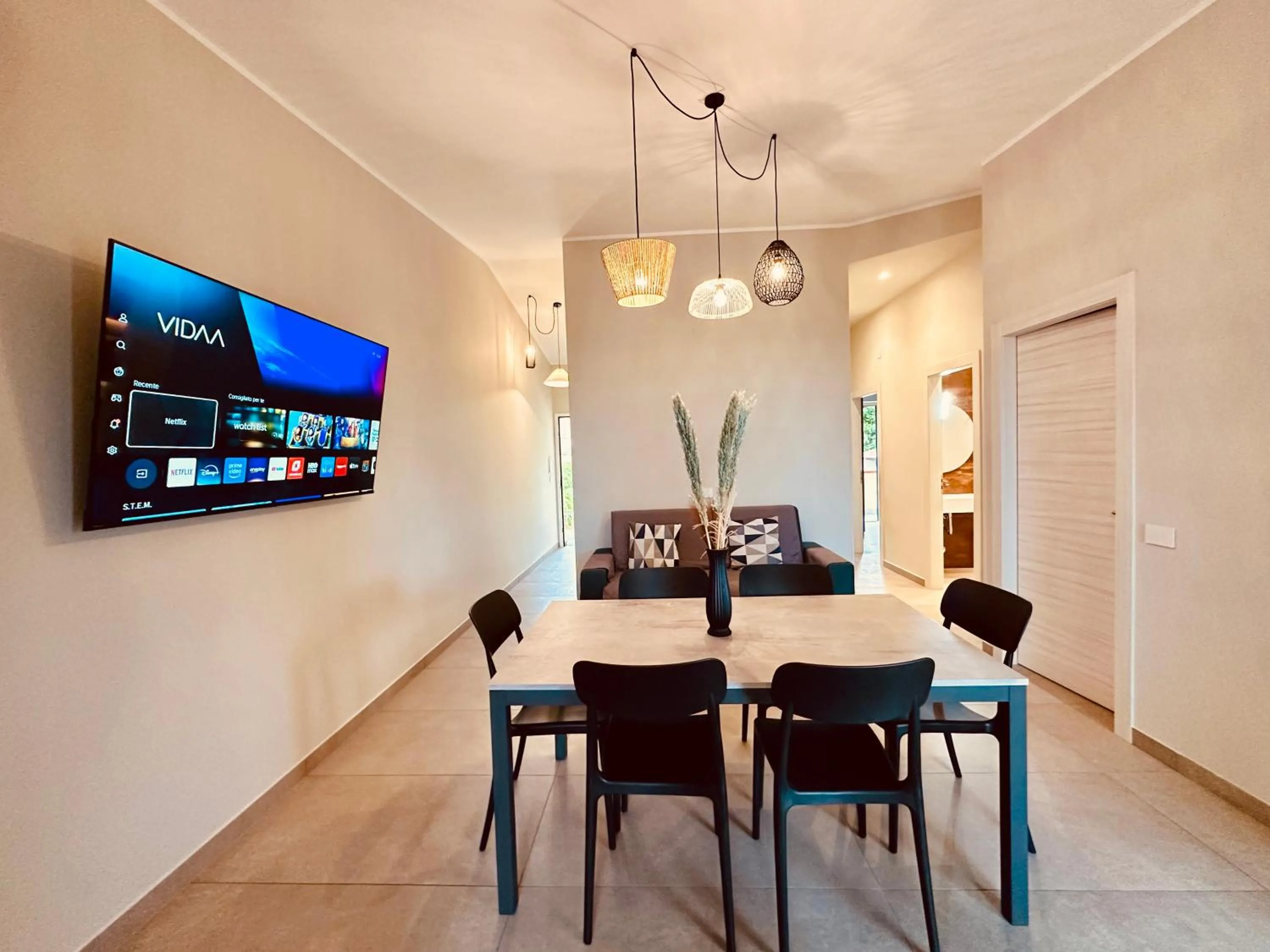 Communal lounge/ TV room in Villa Paglianiti - Your FAMILY Residence!