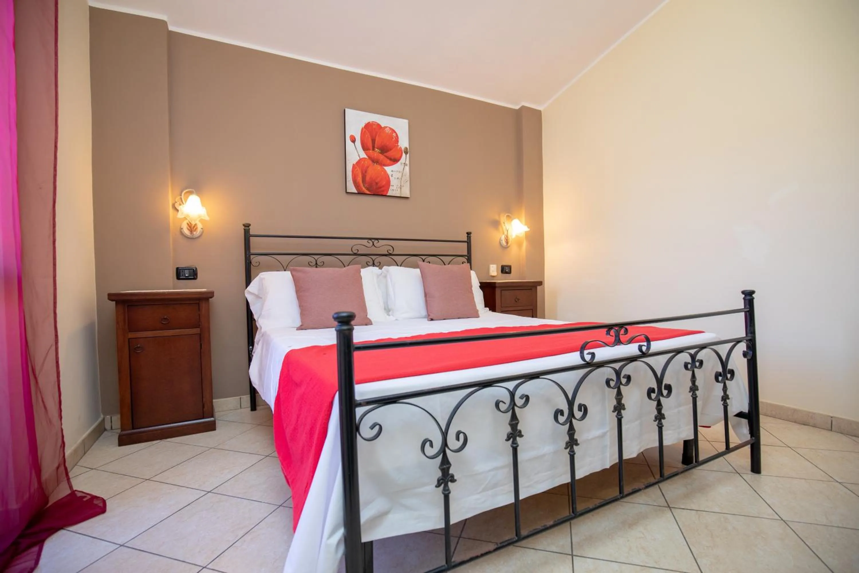 Photo of the whole room, Bed in Villa Paglianiti - Your FAMILY Residence!