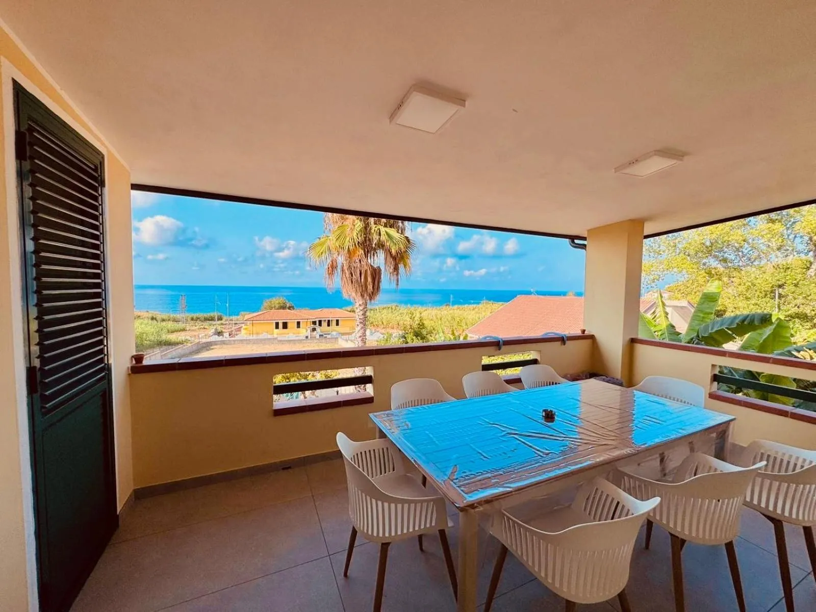 Communal lounge/ TV room in Villa Paglianiti - Your FAMILY Residence!