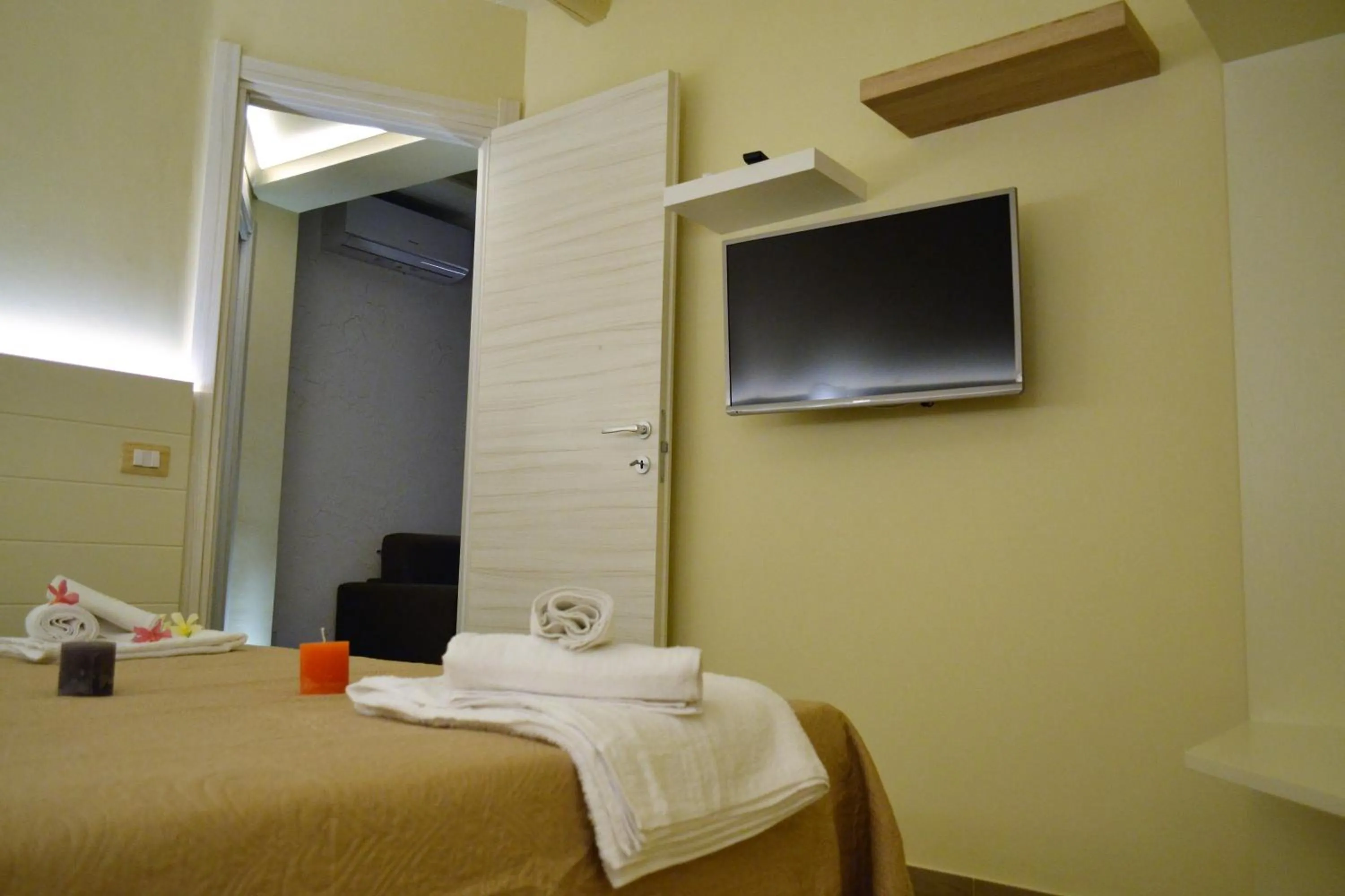 TV and multimedia, Bed in Villa Paglianiti - Your FAMILY Residence!